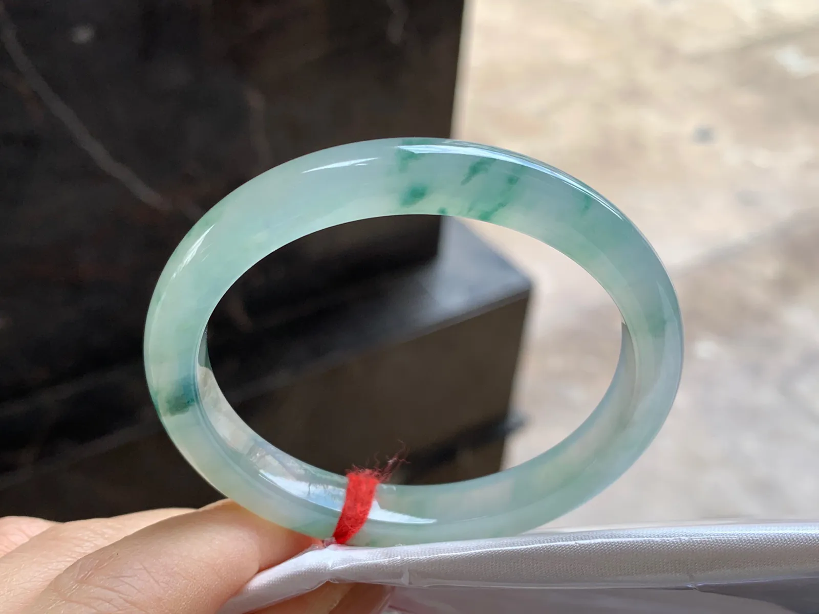 冰飘绿花贵妃镯
尺寸：54-8.9-6.9mm
种老肉细～正圈51 52可以戴