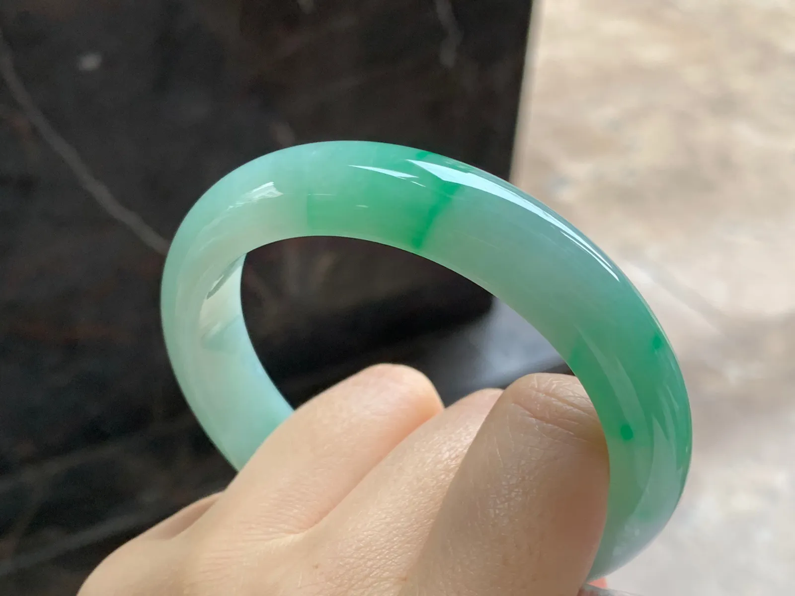 带色手镯
尺寸：58-12.6-8.4mm
底子细腻干净～绿色点缀上手好看