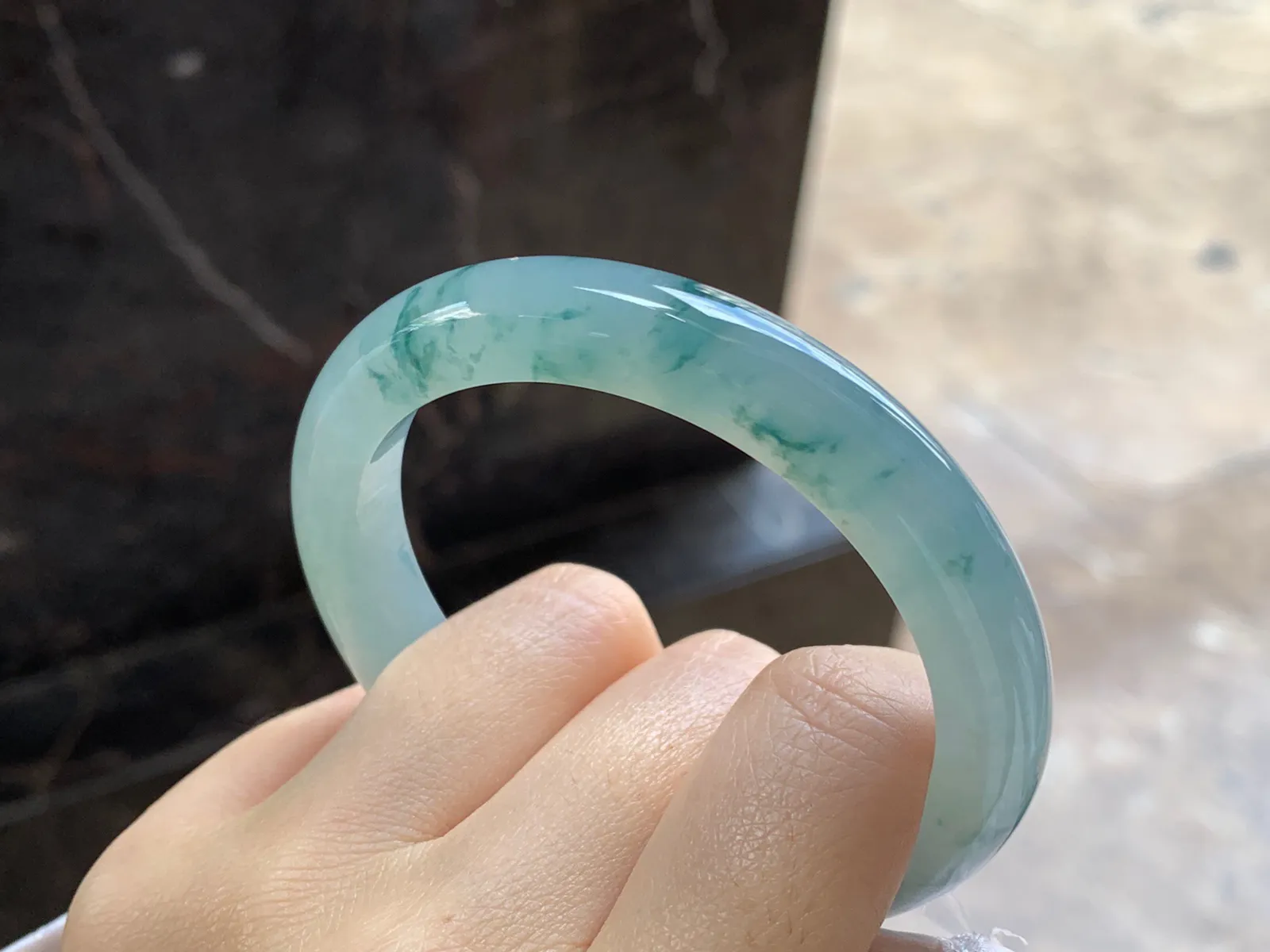 冰飘花手镯
尺寸：55.8-10.2-8.5mm
飘碎花很好看推荐