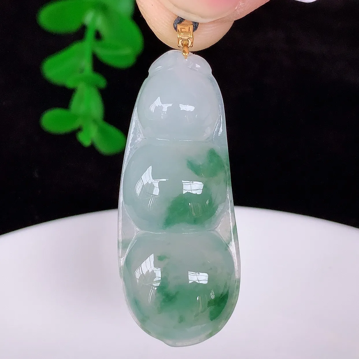 自然光实拍，18K金镶嵌冰种飘花翡翠四季豆吊坠，平安豆福豆玉坠，冰润通透 豆粒饱满，寓意：豆蔻年华！#49.6