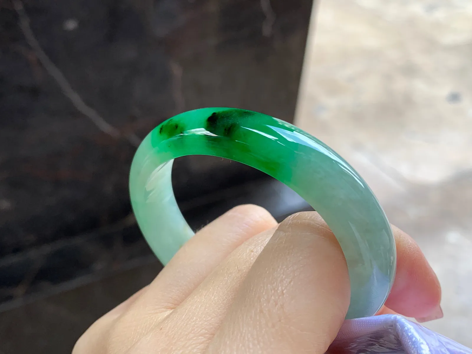 带色贵妃镯
尺寸：53.2-11.3-7mm
肉质细腻～正圈50 51可以戴有牛毛纹不影响
