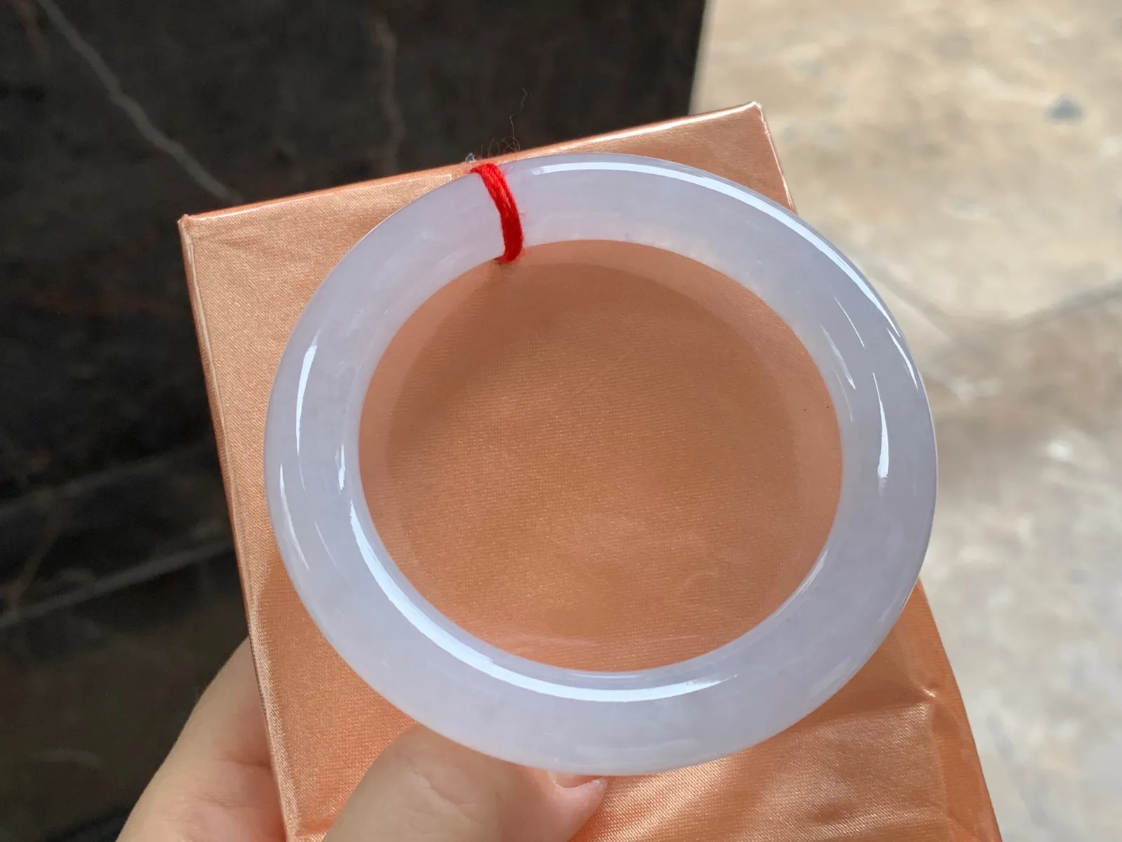 冰圆条手镯
尺寸：55.8-10.4mm
种水好 小清新上手好看