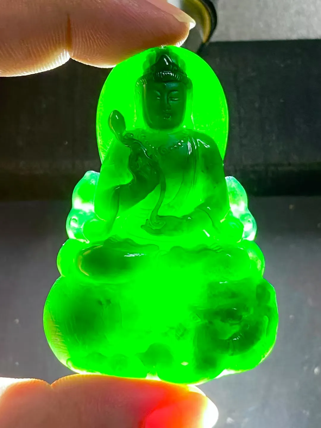 墨翠【普贤菩萨】细腻干净，黑度极黑、性价比高，雕工精湛，打灯透绿.