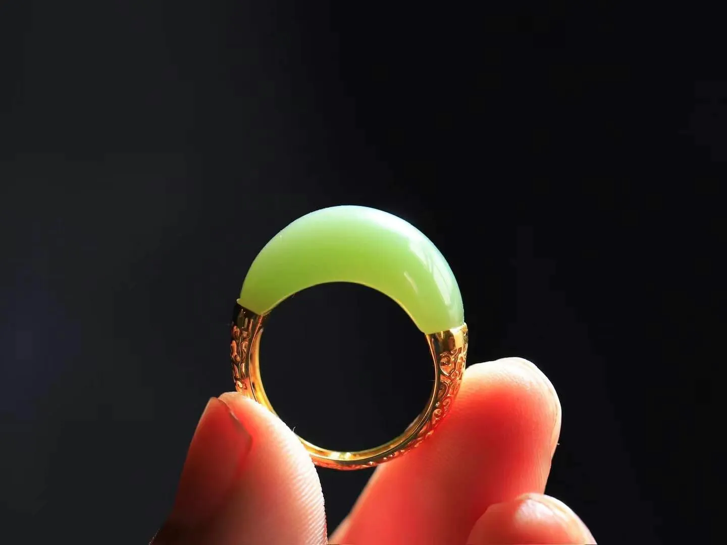 【金镶玉.戒指】

精品和田玉碧玉18k金戒指 玉质细腻温润 油性十足 ，不论时光如何流转变化，这枚戒指始终闪耀着最初的光芒。精工镶嵌18K金 （保真金 可检测贵金属18K金） 重4.8克 尺寸16.7-11.8-6.6mm 7850879T