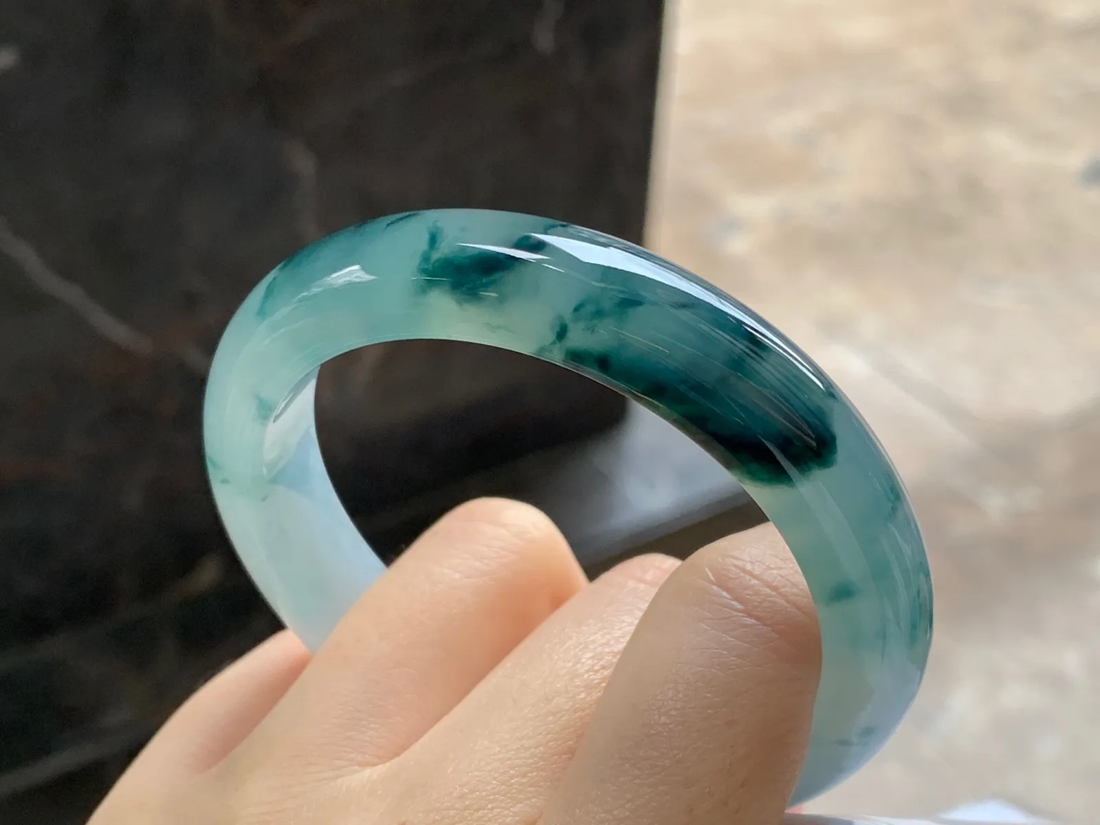 冰飘花手镯
尺寸：56.5-12.5-8.5mm
种老肉细～很漂亮的料子