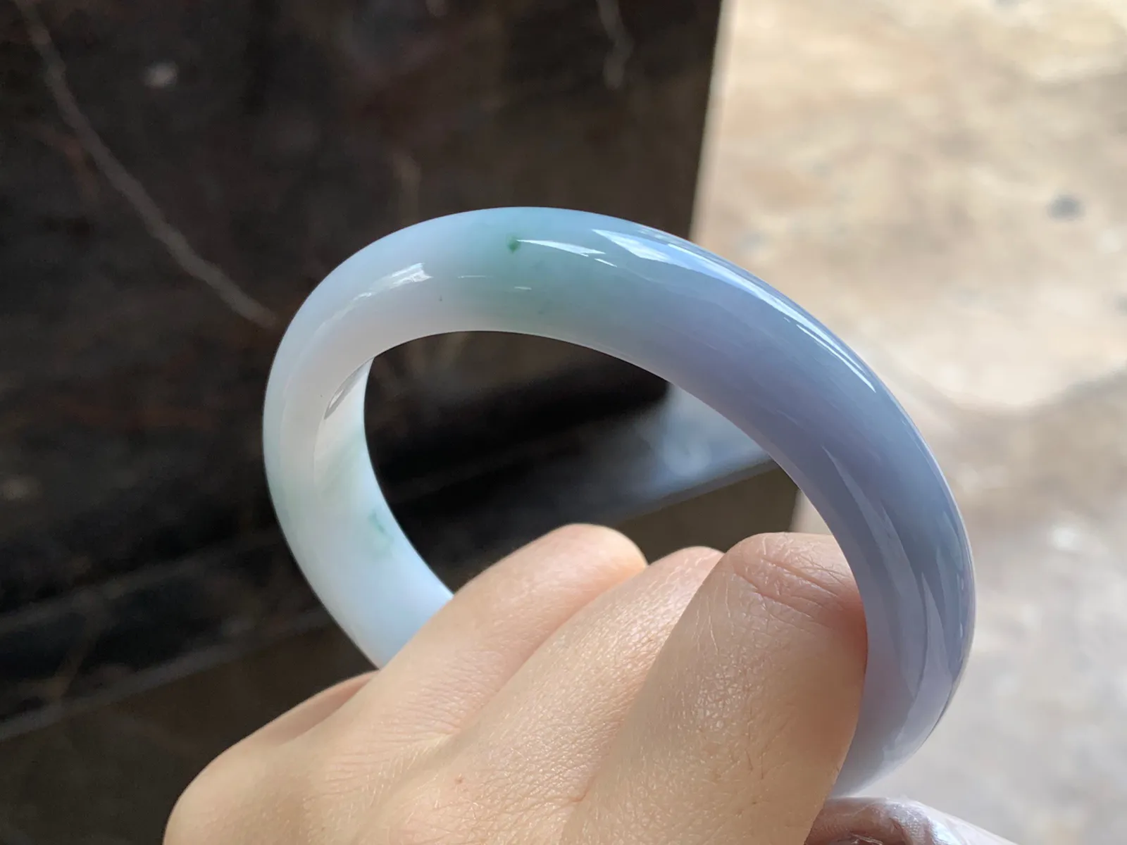 紫罗兰飘花大圈口手镯
尺寸：60-12.8-8.8mm
底子细腻干净～大圈口有特色