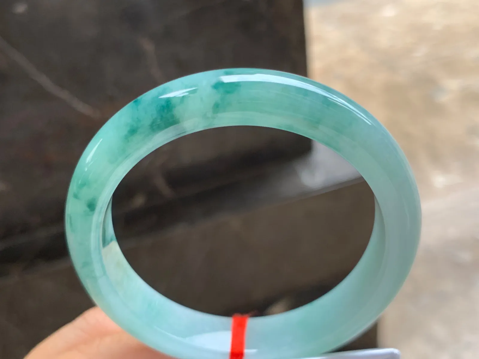 57-12.5-8.5mm
飘花手镯 底子细腻 花色清爽 性价比不错