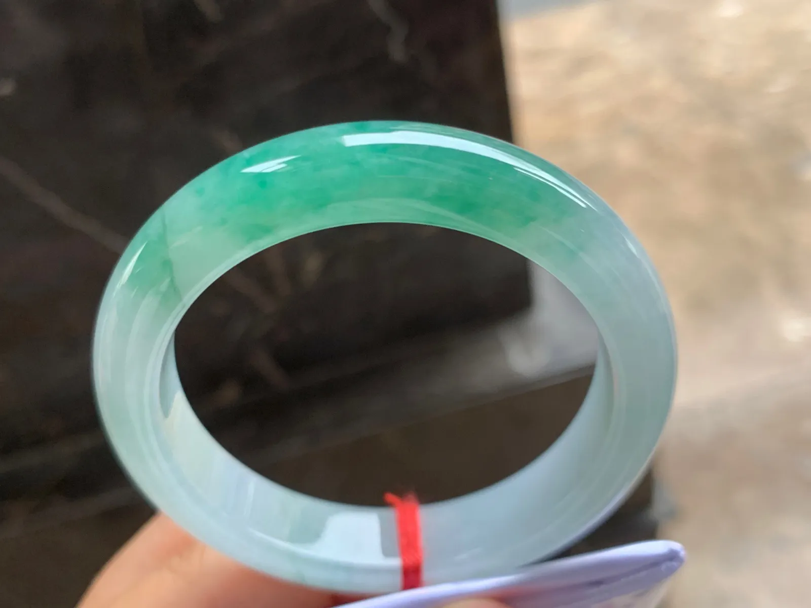55.5-12.5-8.5mm
带色手镯 种好水润 半山半水 上手漂亮