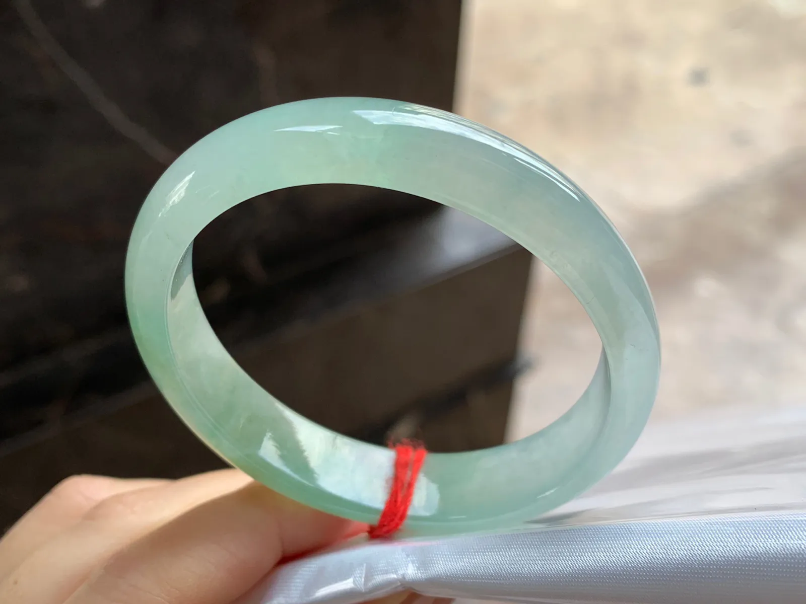 黄加绿贵妃镯
尺寸：55.9-12.5-6.4mm
水润十足～有特色 正圈52 53可以戴上手好看