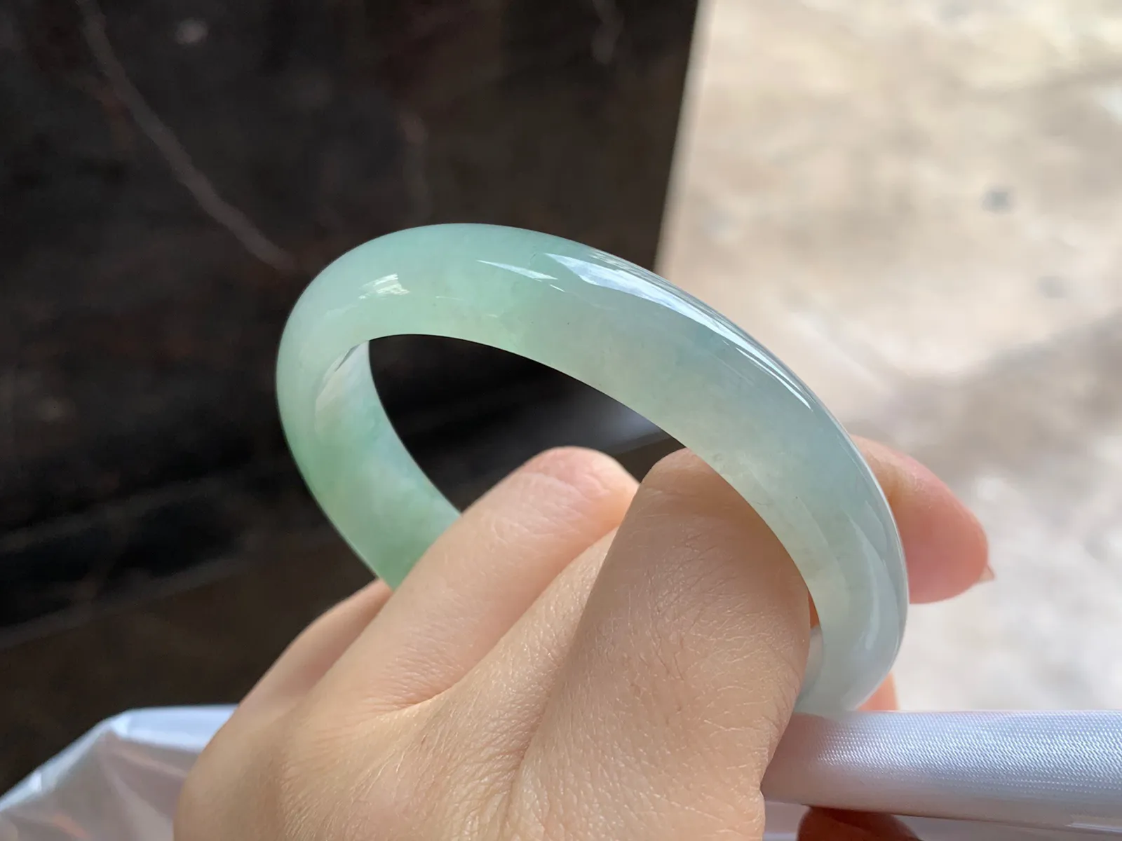 黄加绿贵妃镯
尺寸：55.9-12.5-6.4mm
水润十足～有特色 正圈52 53可以戴上手好看