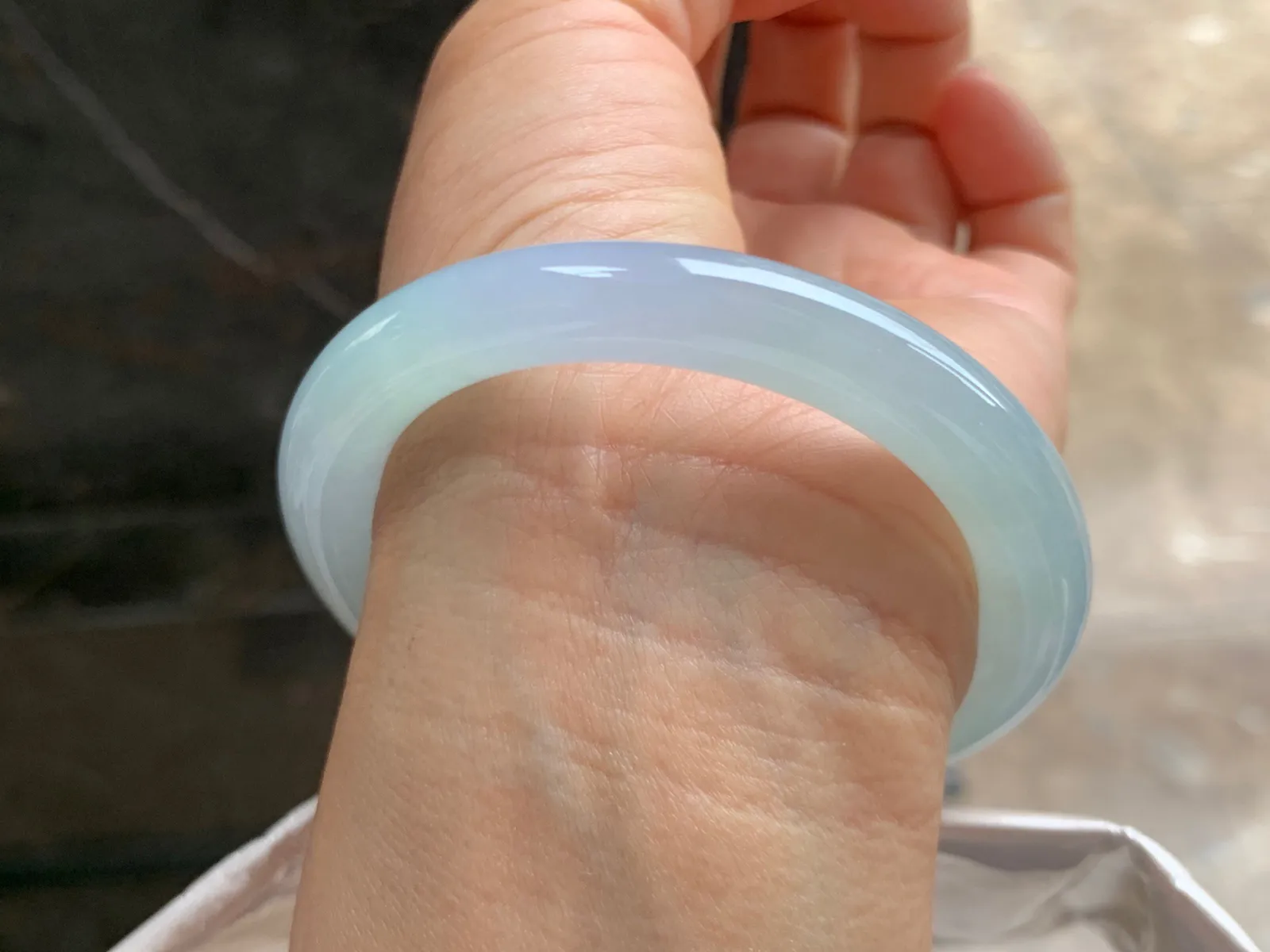 54.5-9.5mm
冰种圆条手镯 带底色 冰透胶润 上手秀美灵动