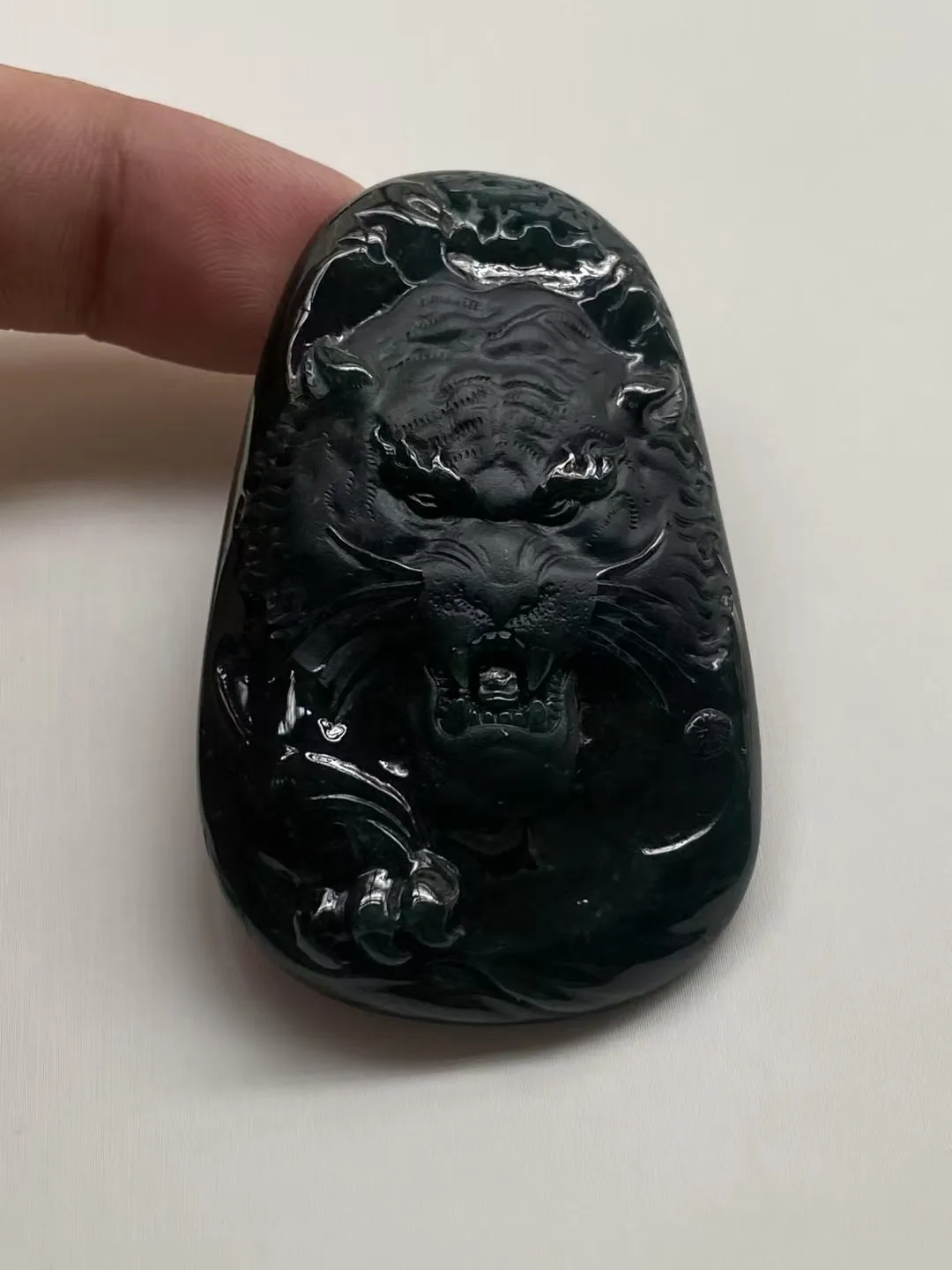 墨翠【虎虎生威】细腻干净，黑度好、性价比高，雕工精湛，打灯透绿.