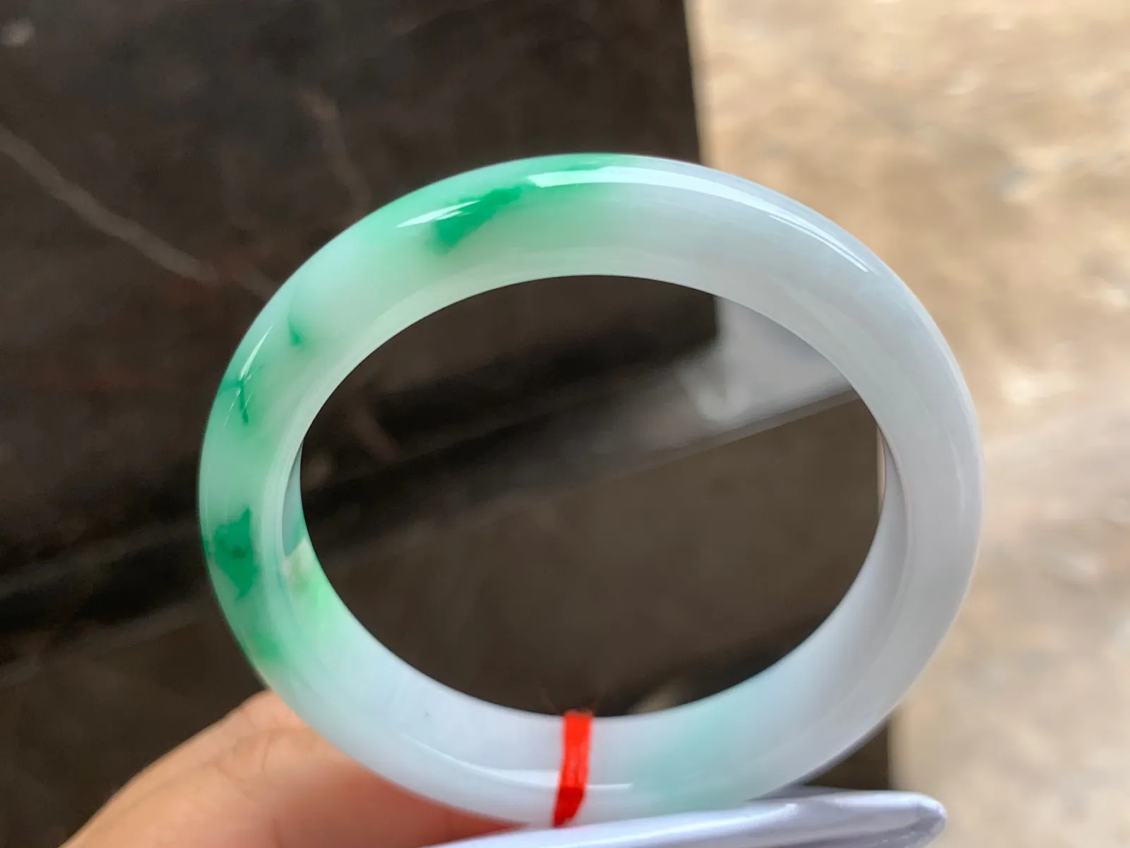 57-12-8.5mm
白底青手镯 底子干净细腻 颜色漂亮
