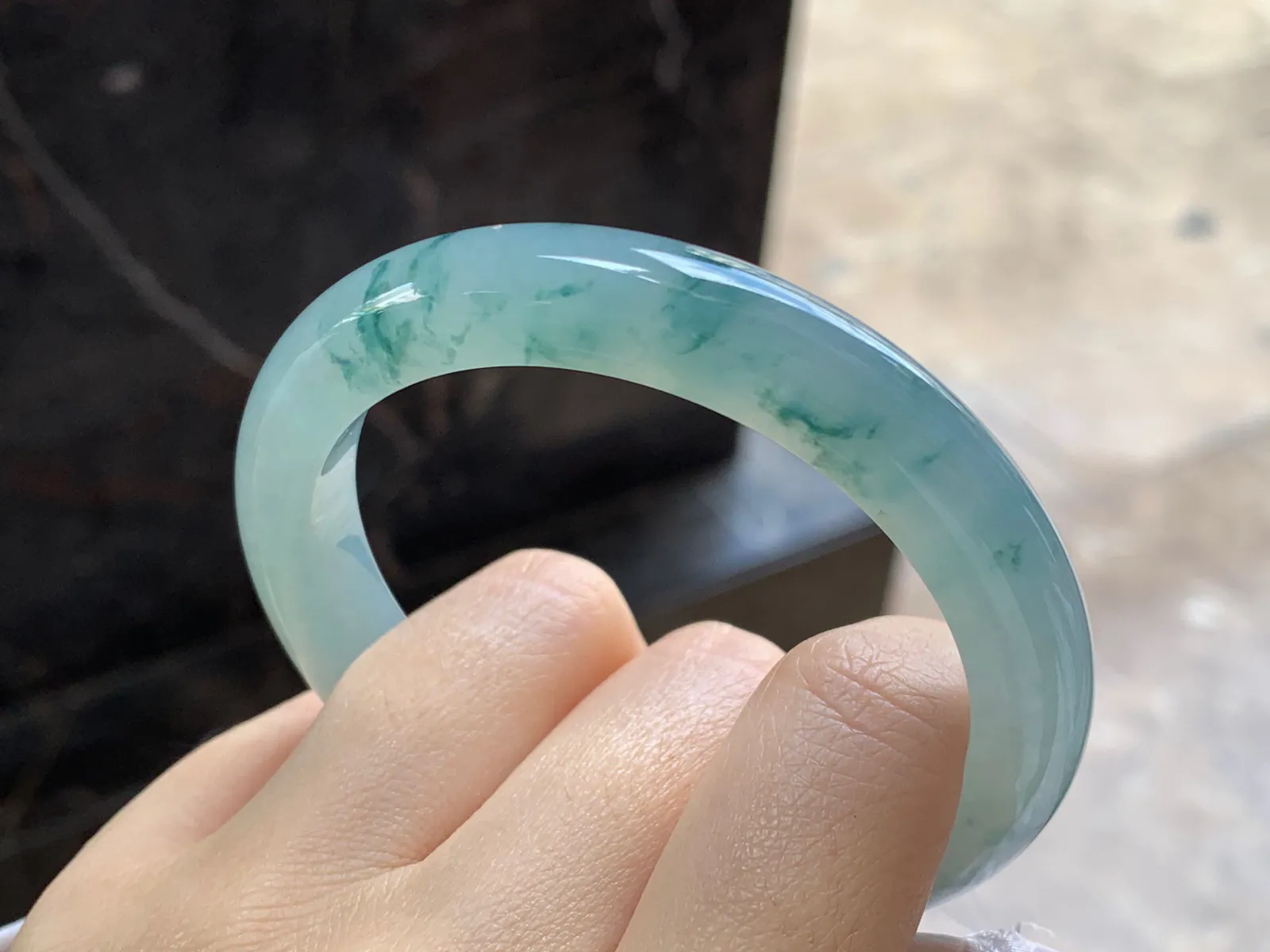 冰飘花手镯
尺寸：55.8-10.2-8.5mm
飘碎花很好看推荐