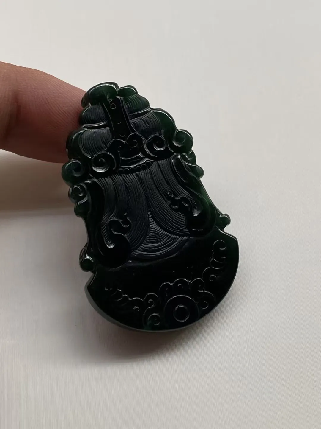 墨翠【黄财神】细腻干净，黑度好，性价比高，雕工精湛，打灯透绿.