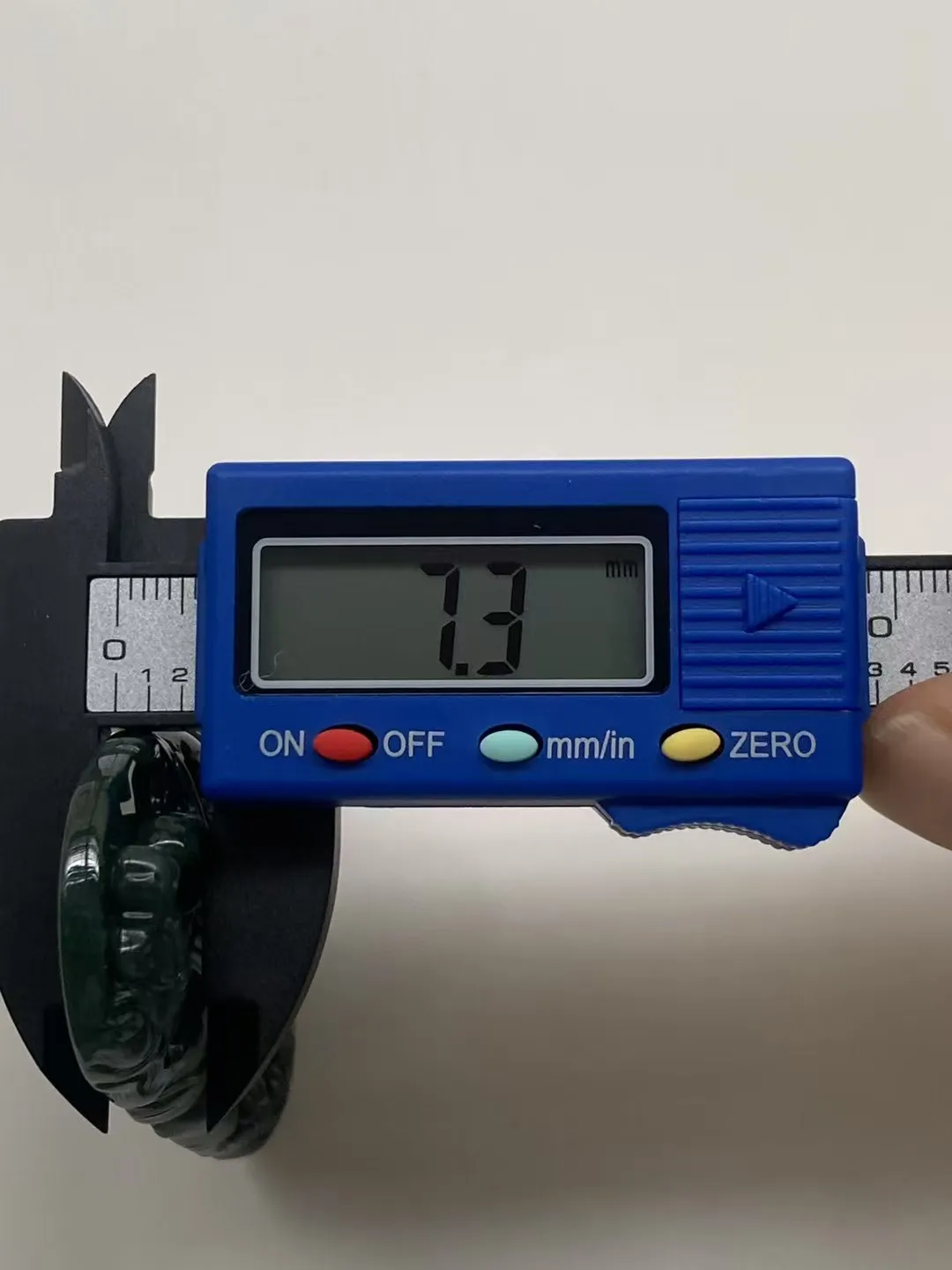 墨翠【骑马关公】细腻干净，黑度好，性价比高，雕工精湛，打灯透绿‘
