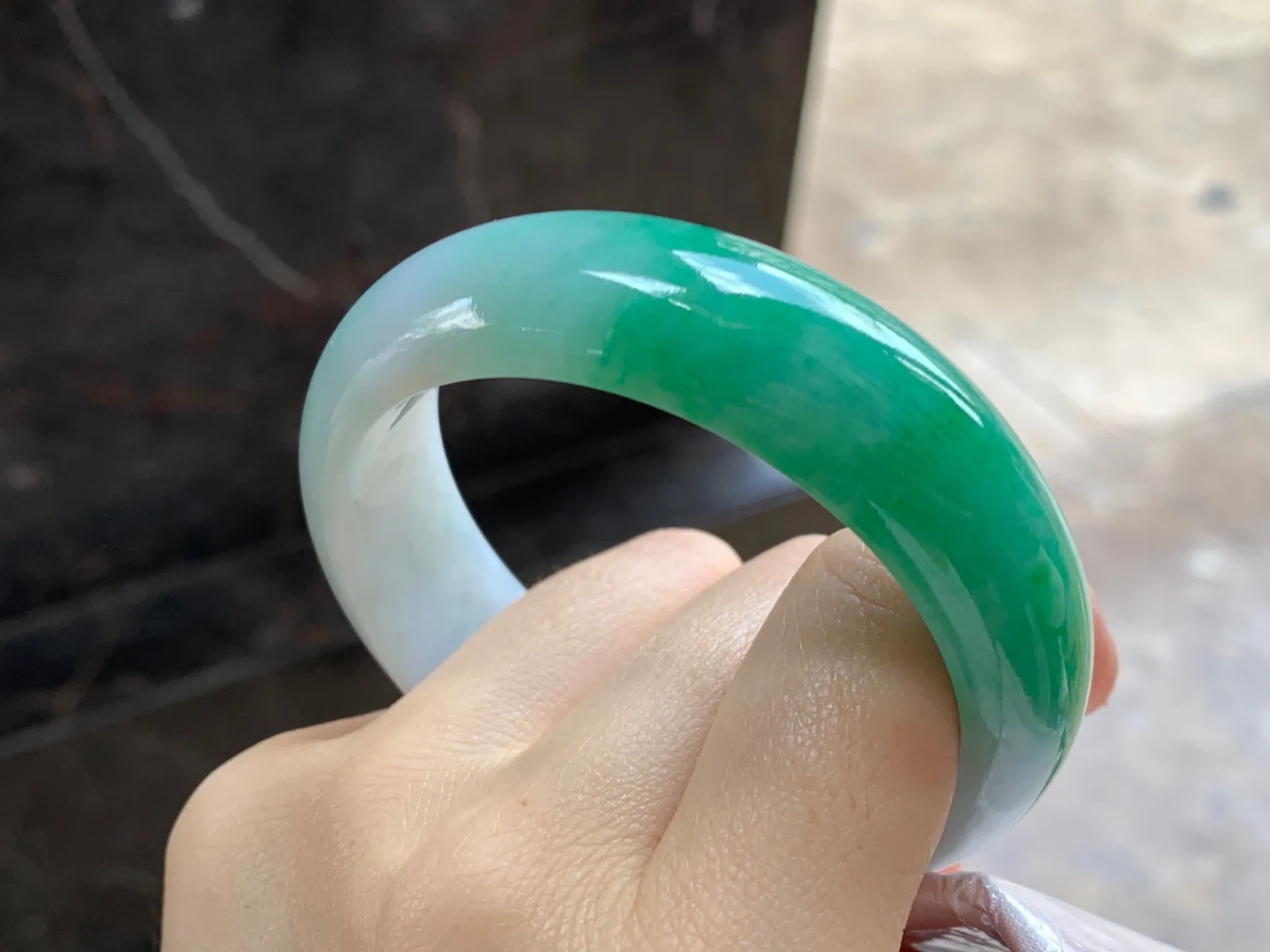 带色宽版手镯
尺寸：55.3-17.4-8mm
肉质细腻干净～版型大气 一大截绿色浓郁