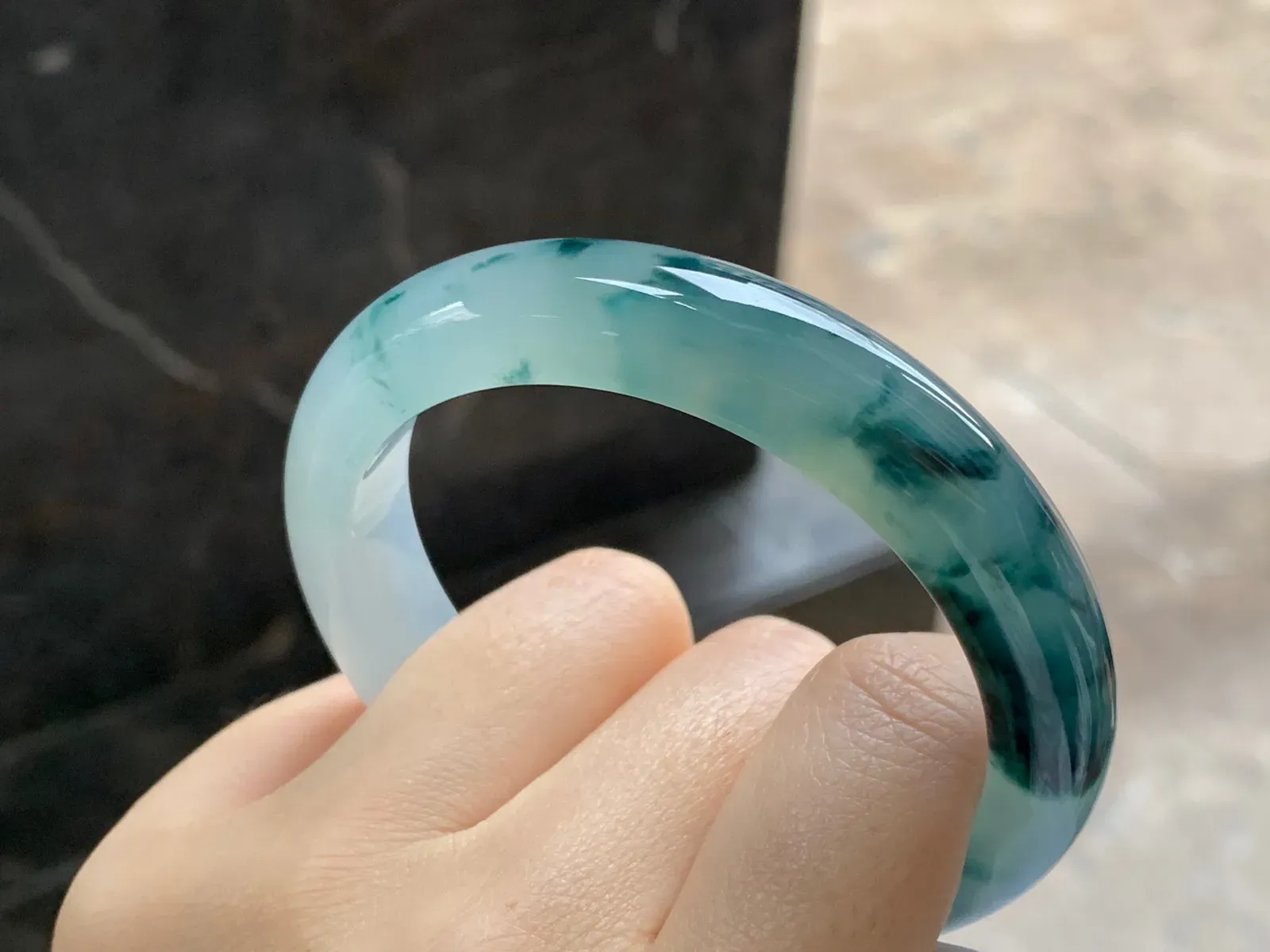 冰飘花手镯
尺寸：56.5-12.5-8.5mm
种老肉细～很漂亮的料子
