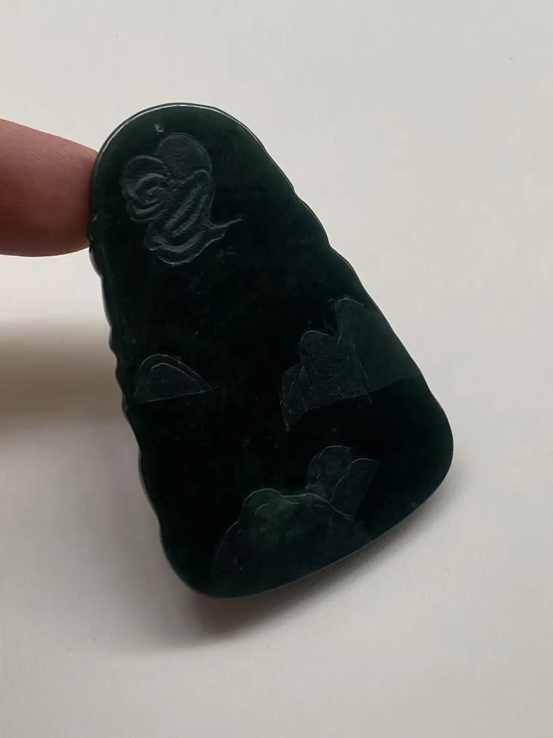墨翠【骑马关公】细腻干净，黑度好，性价比高，雕工精湛，打灯透绿‘