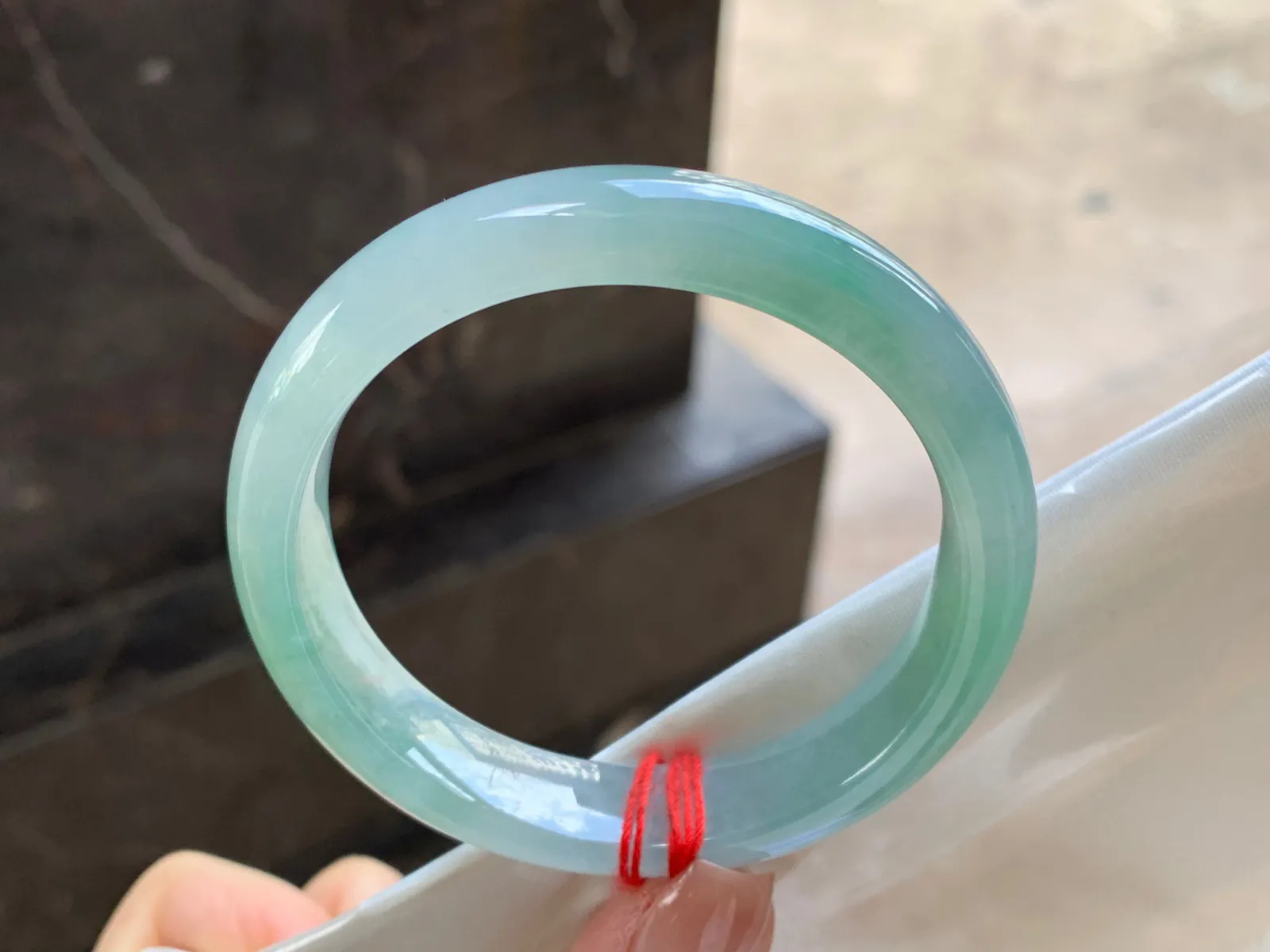 晴绿手镯
尺寸：54.2-12-7.9mm
种老肉细～水润清秀上手漂亮