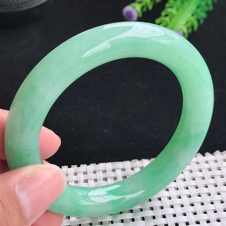 自然光55.5圈口老坑精美温润满绿苹果绿圆条手镯翡翠玉镯尺寸55.5/11.2/10.8