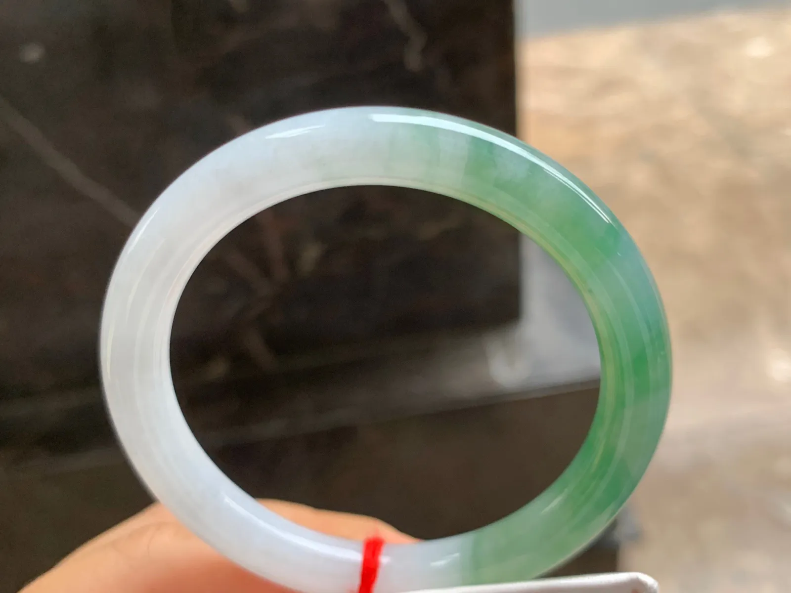 52.5-8mm
飘花圆条手镯 水润绿花 半山半水