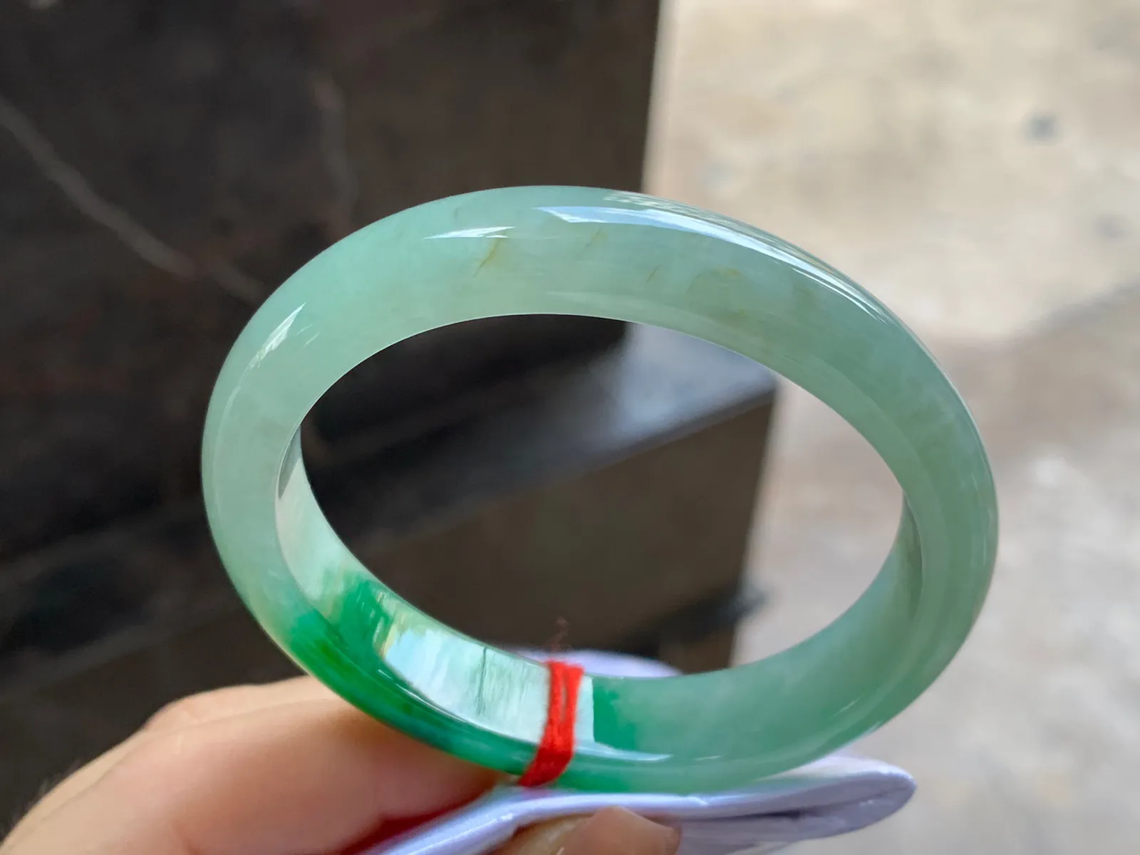 带色贵妃镯
尺寸：53.2-11.3-7mm
肉质细腻～正圈50 51可以戴有牛毛纹不影响