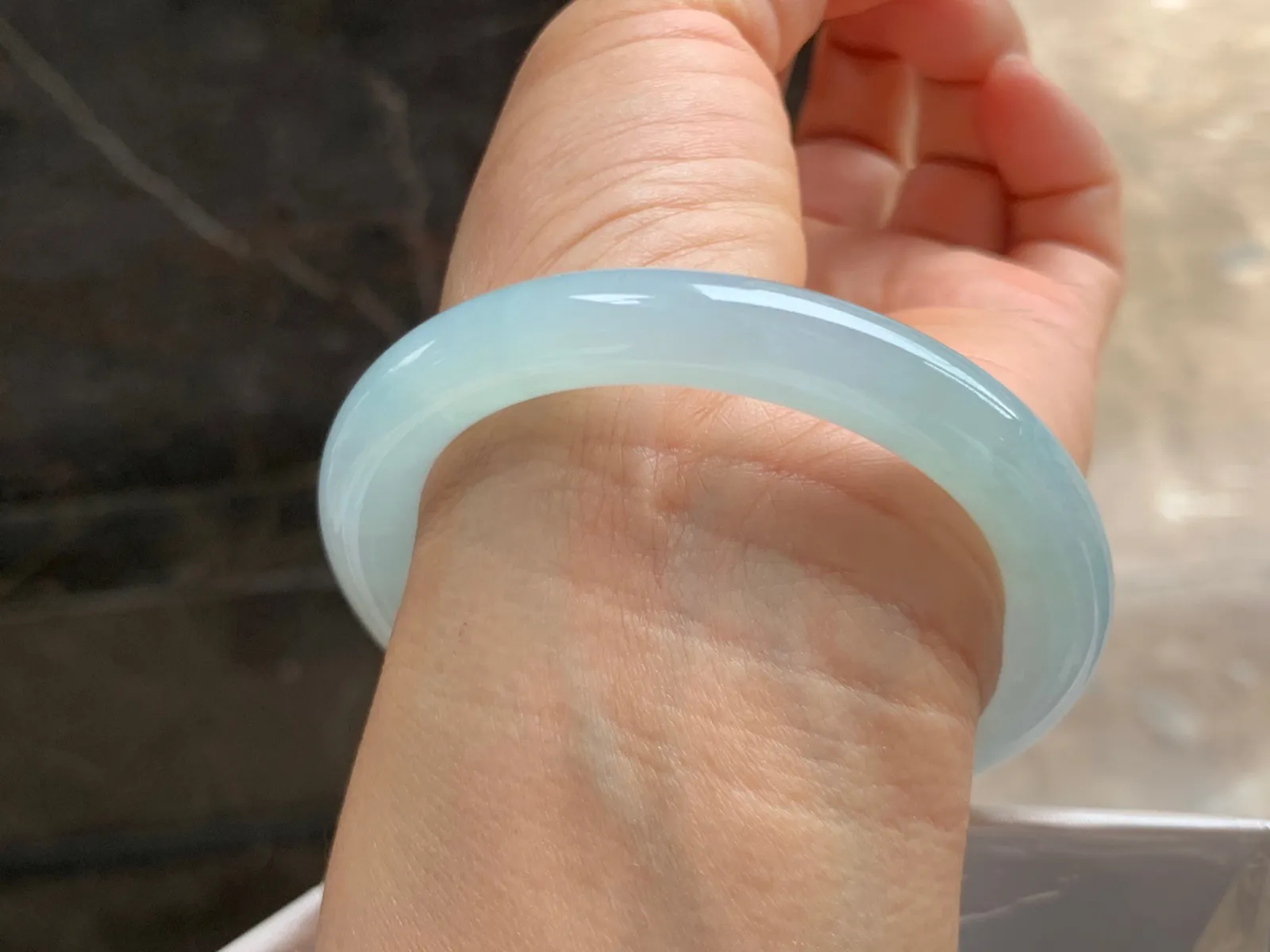 54.5-9.5mm
冰种圆条手镯 带底色 冰透胶润 上手秀美灵动