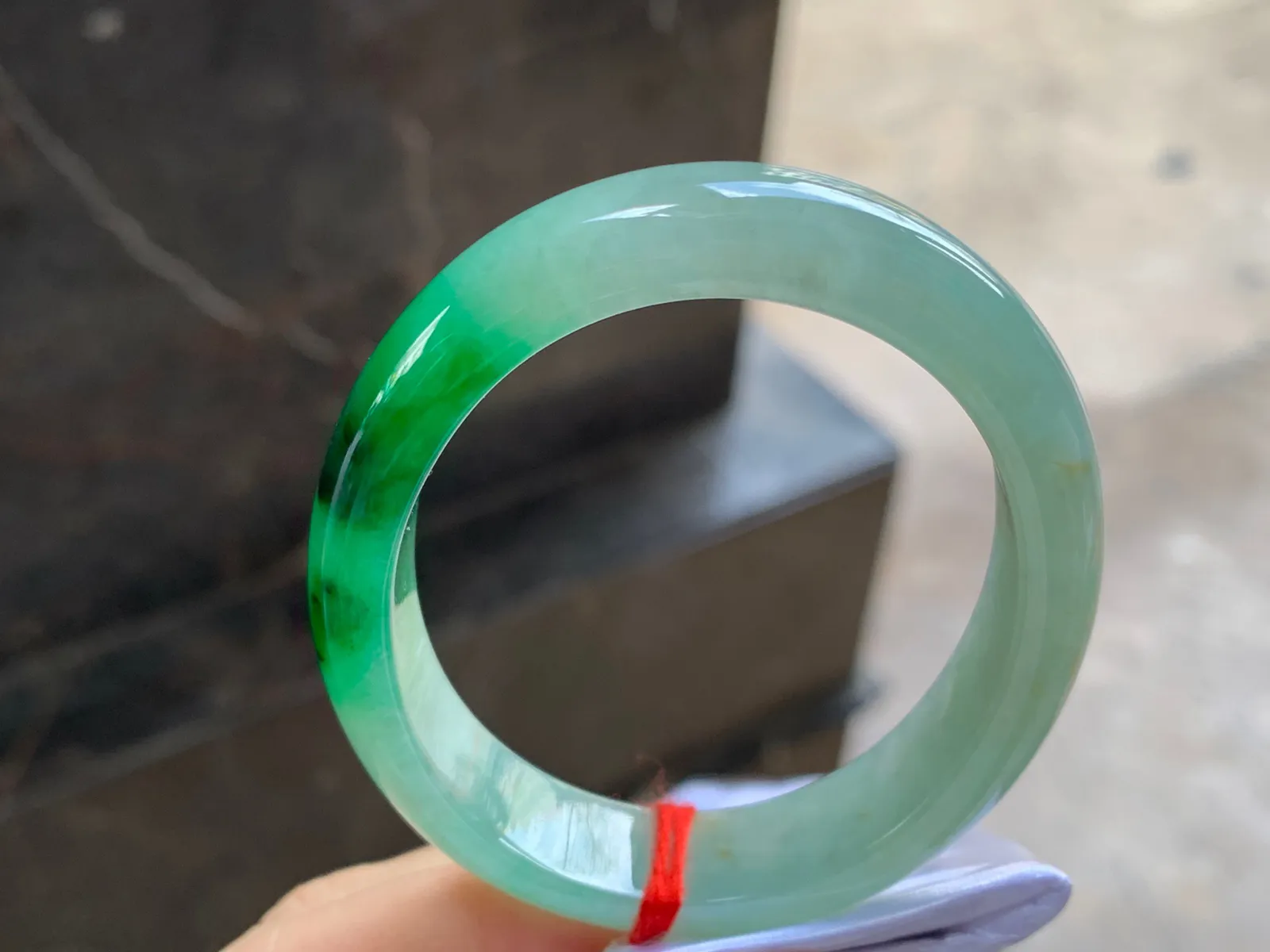 带色贵妃镯
尺寸：53.2-11.3-7mm
肉质细腻～正圈50 51可以戴有牛毛纹不影响