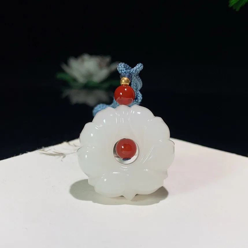 和田玉羊脂白玉花开富贵挂件。尺寸29/29/12mm重17.2克，白度一级。玉质细腻油润 脂粉好，品