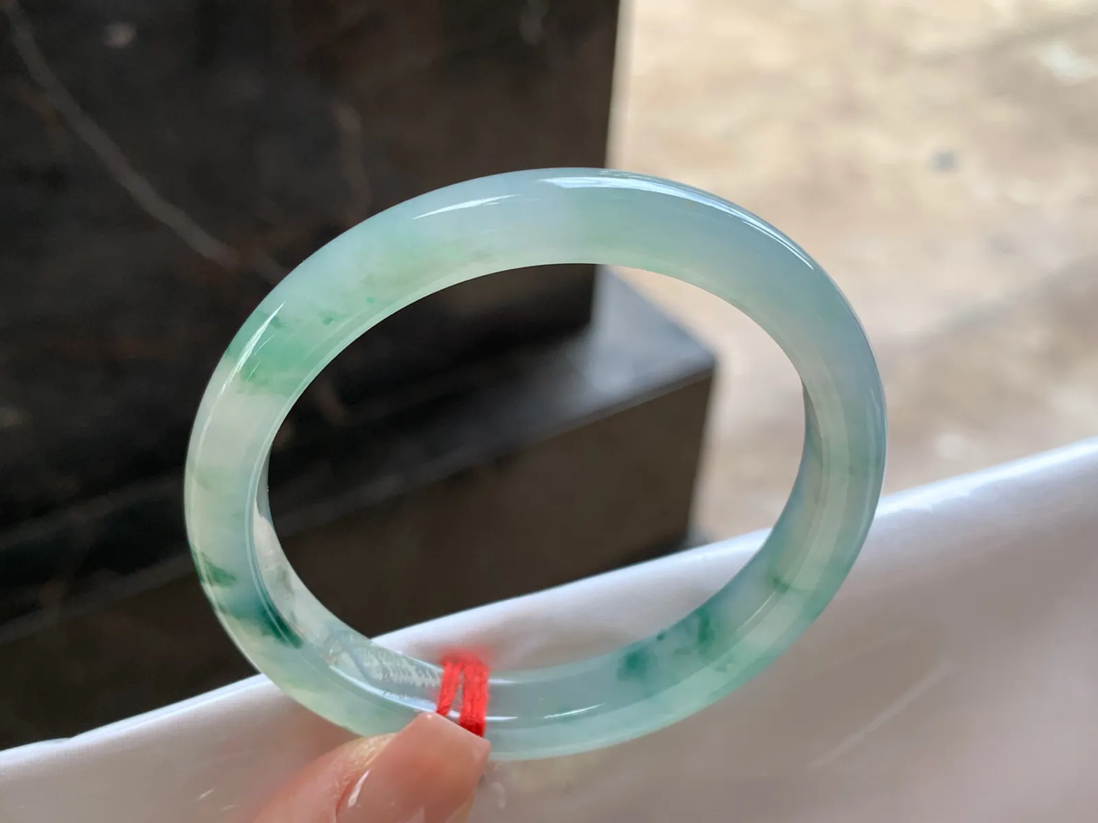 冰飘绿花贵妃镯
尺寸：54-8.9-6.9mm
种老肉细～正圈51 52可以戴