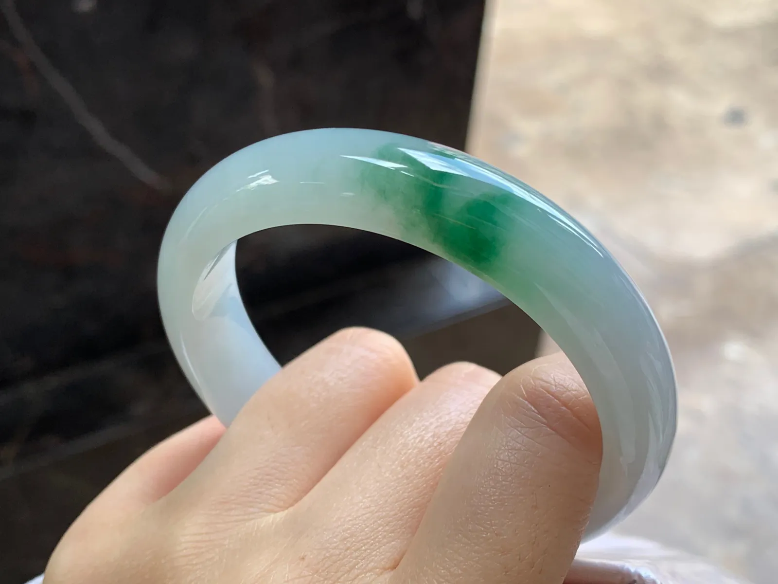 带色手镯
尺寸：58-13.6-7.8mm
底子细腻干净～绿色点缀