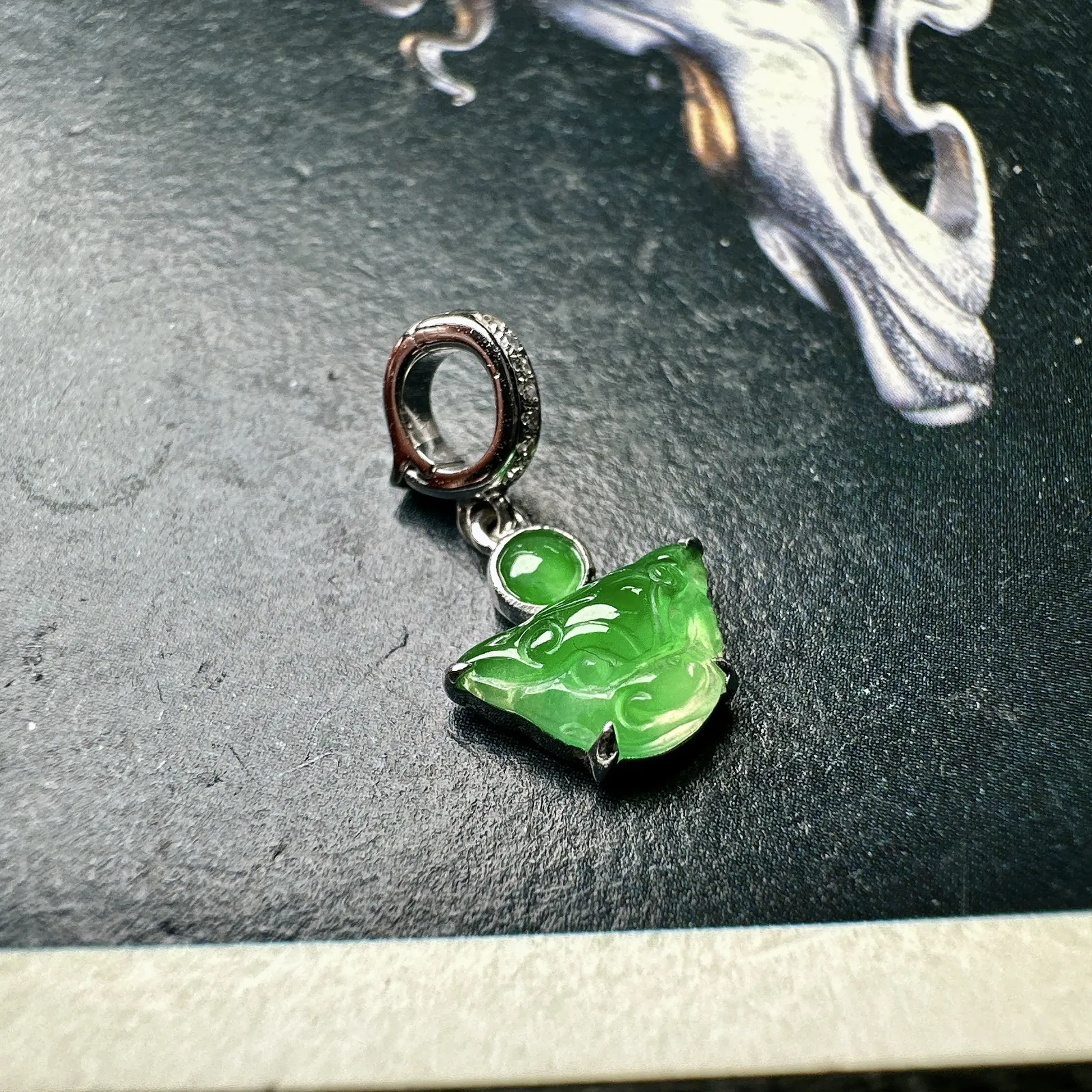【冰种绿神兽小滴流】流行扣款，多种佩戴搭配，冰感十足，晶莹透亮，18K金钻镶嵌，裸石尺寸5.3*9*3.5毫米