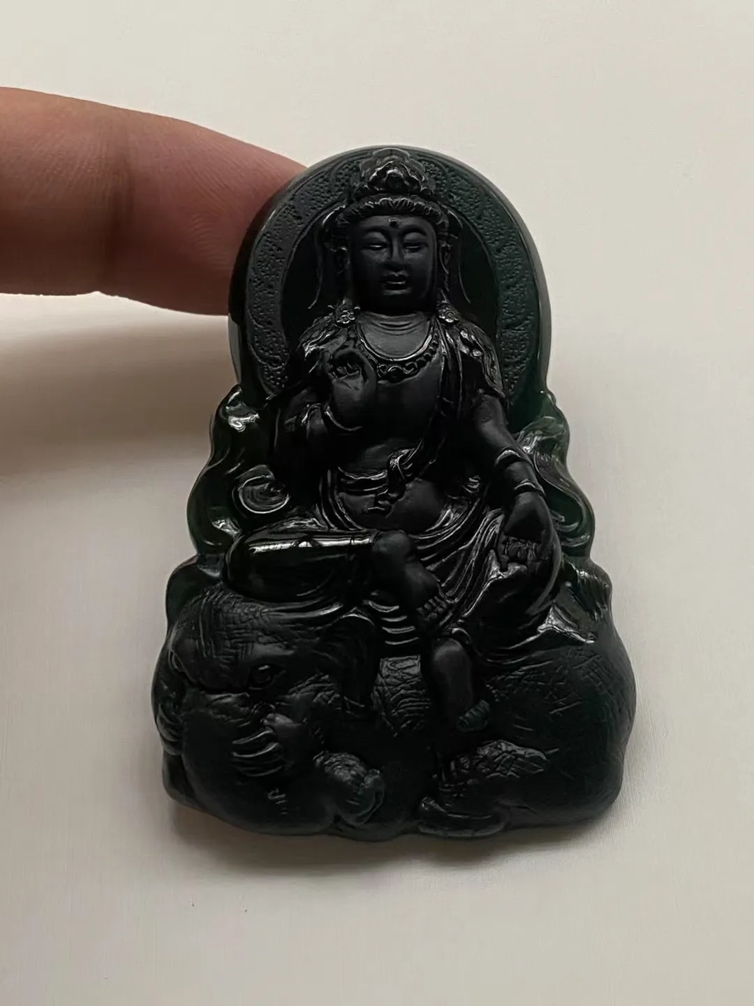 墨翠【普贤菩萨】细腻干净，黑度极黑，性价比高，雕工精湛，打灯透绿.