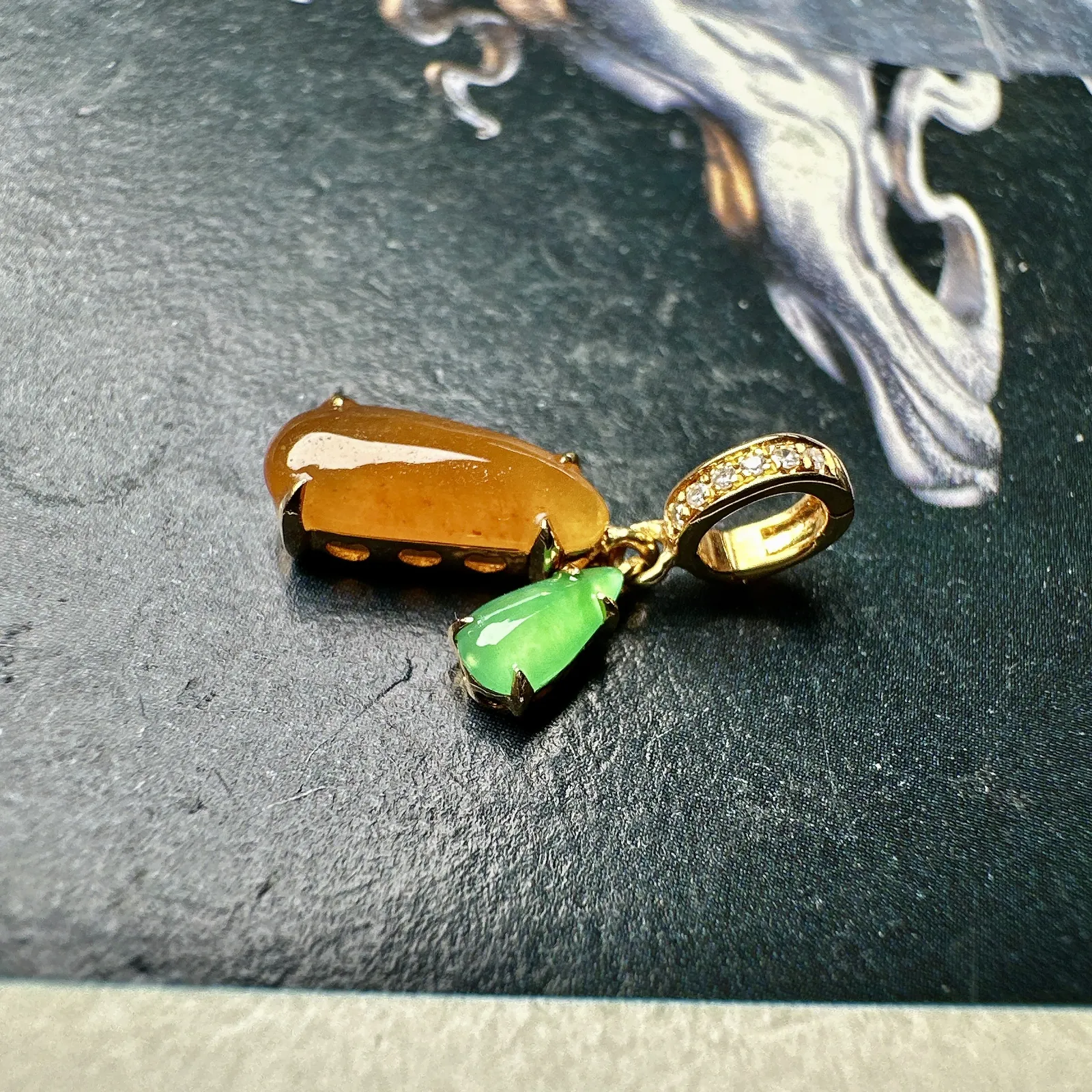 【冰种黄翡福瓜小滴流】流行扣款，多种佩戴搭配，冰感十足，晶莹透亮，18K金钻镶嵌，裸石尺寸10.4*4.6*2.6毫米