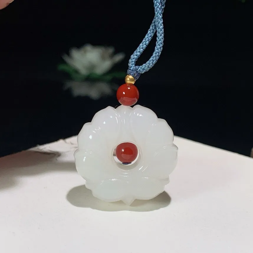 和田玉羊脂白玉花开富贵挂件。尺寸29/29/12mm重17.2克，白度一级。玉质细腻油润 脂粉好，品质好 lt250507