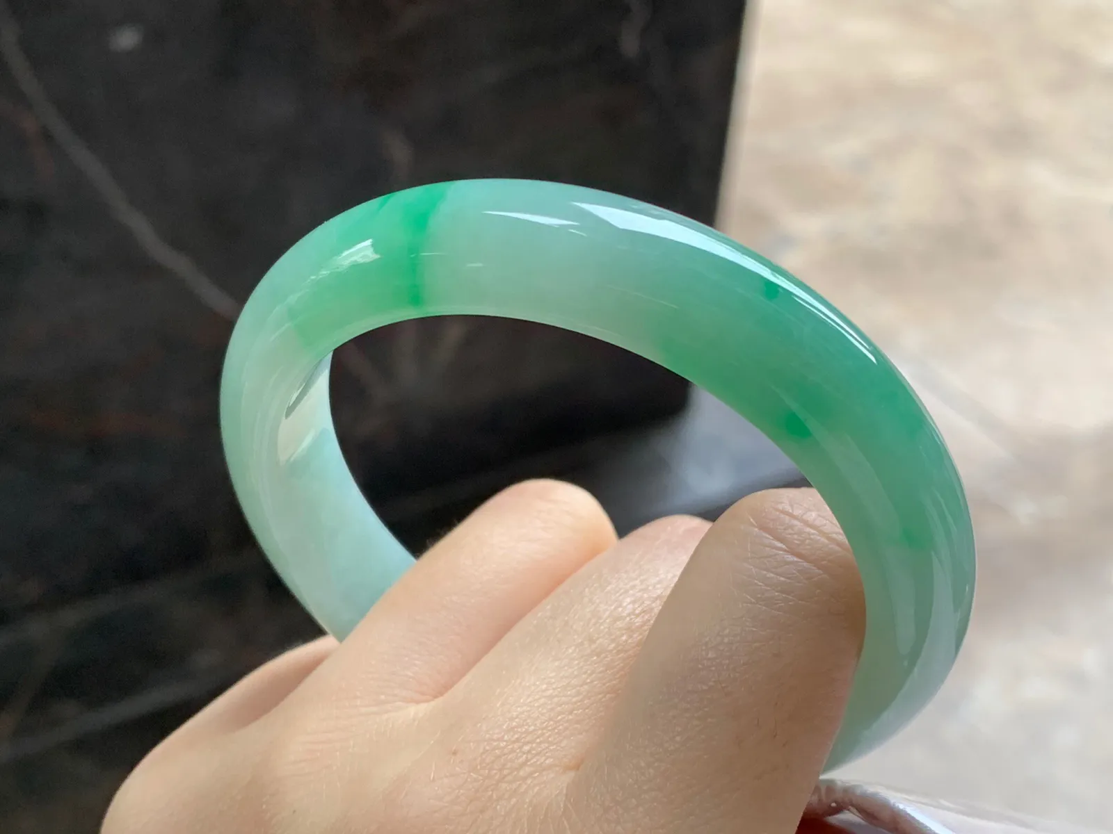 带色手镯
尺寸：58-12.6-8.4mm
底子细腻干净～绿色点缀上手好看