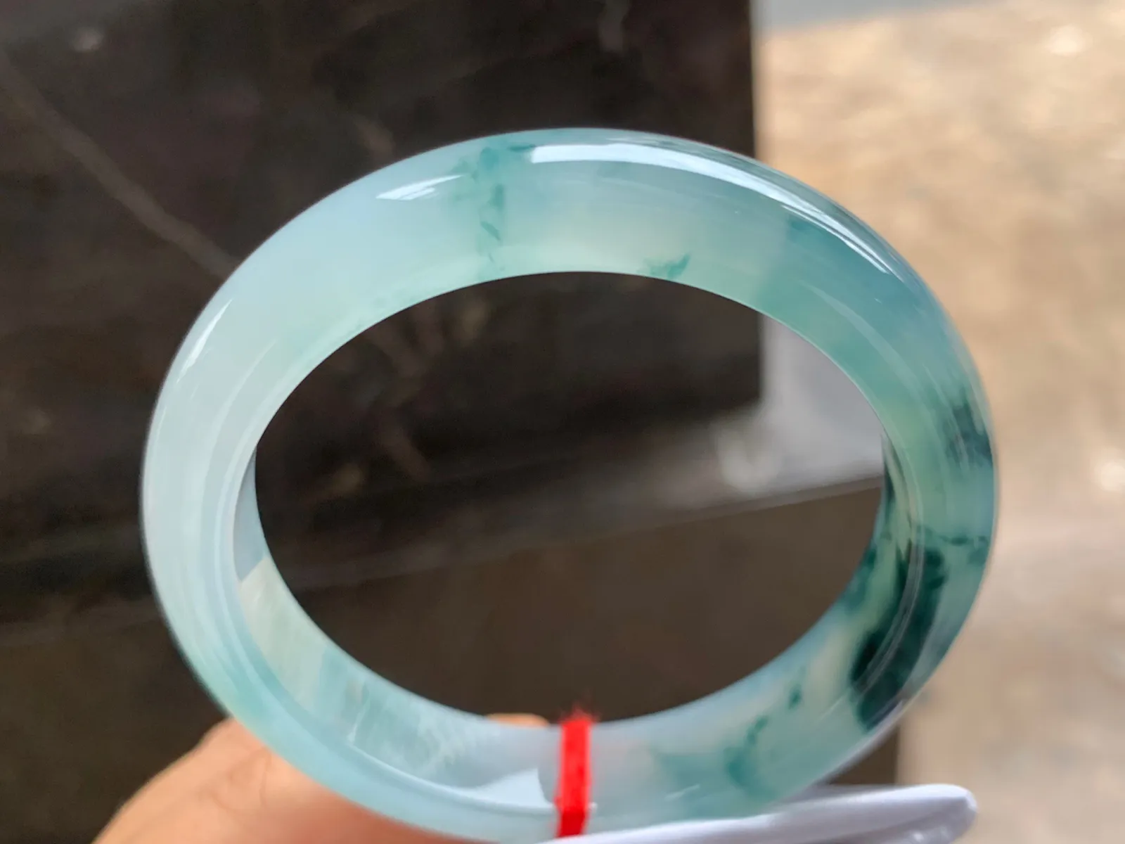56.5-12.5-8.5mm
冰种飘花手镯 水润冰透 花色漂亮