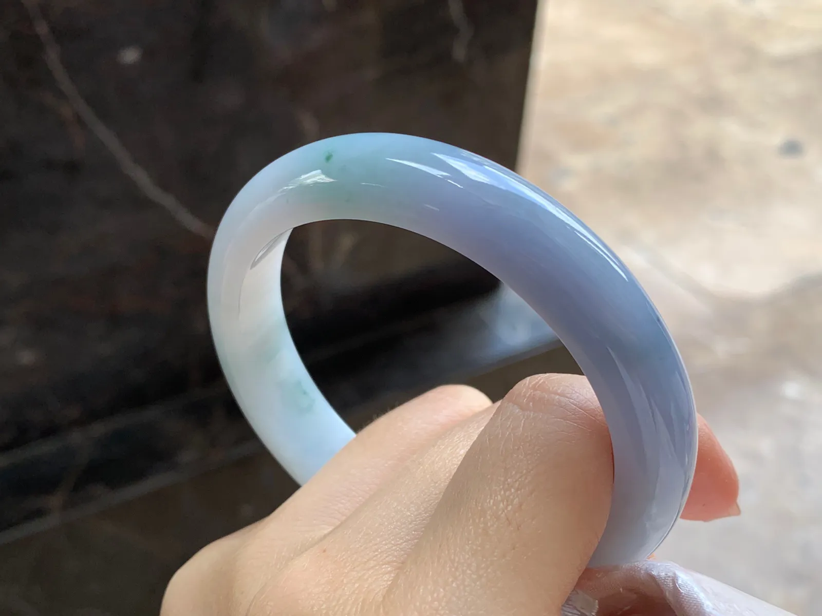紫罗兰飘花大圈口手镯
尺寸：60-12.8-8.8mm
底子细腻干净～大圈口有特色