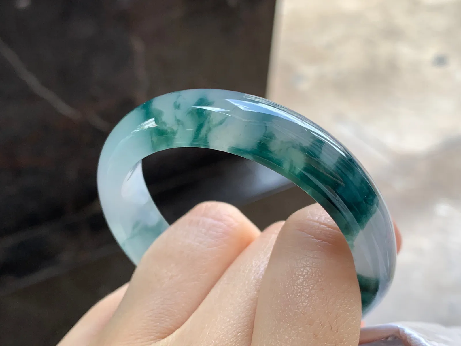 飘花贵妃镯
尺寸：54-12.5-7.3mm
种老肉细～飘花浓郁正圈51 52可以戴 推荐