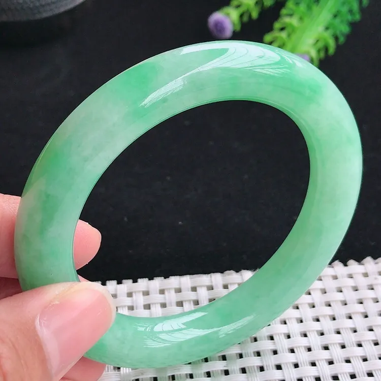 自然光55.5圈口老坑精美温润满绿苹果绿圆条手镯翡翠玉镯尺寸55.5/11.2/10.8