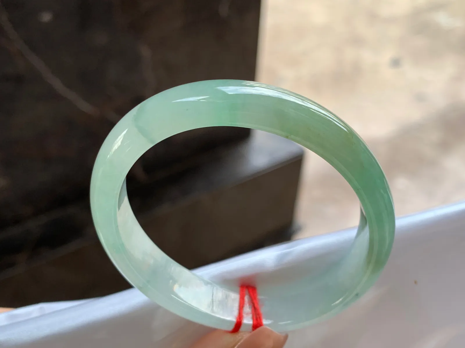 黄加绿贵妃镯
尺寸：55.9-12.5-6.4mm
水润十足～有特色 正圈52 53可以戴上手好看