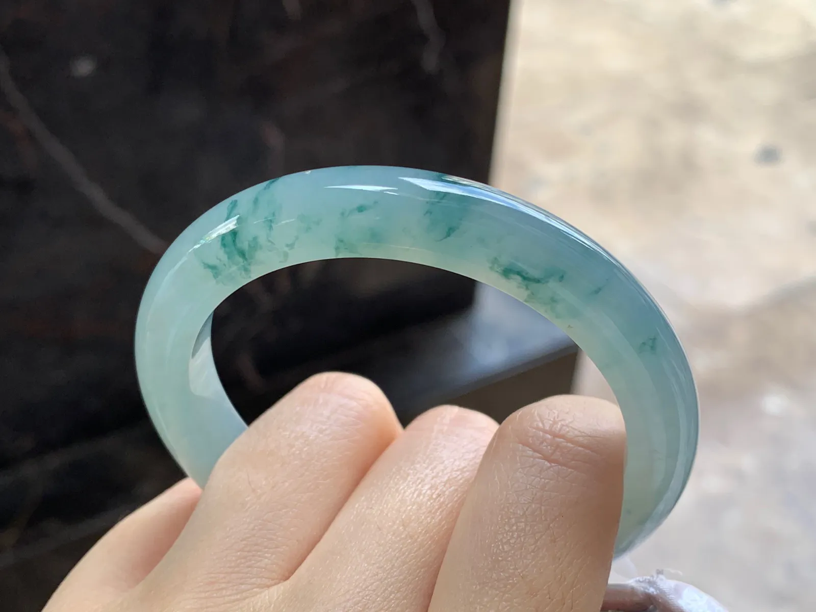 冰飘花手镯
尺寸：55.8-10.2-8.5mm
飘碎花很好看推荐