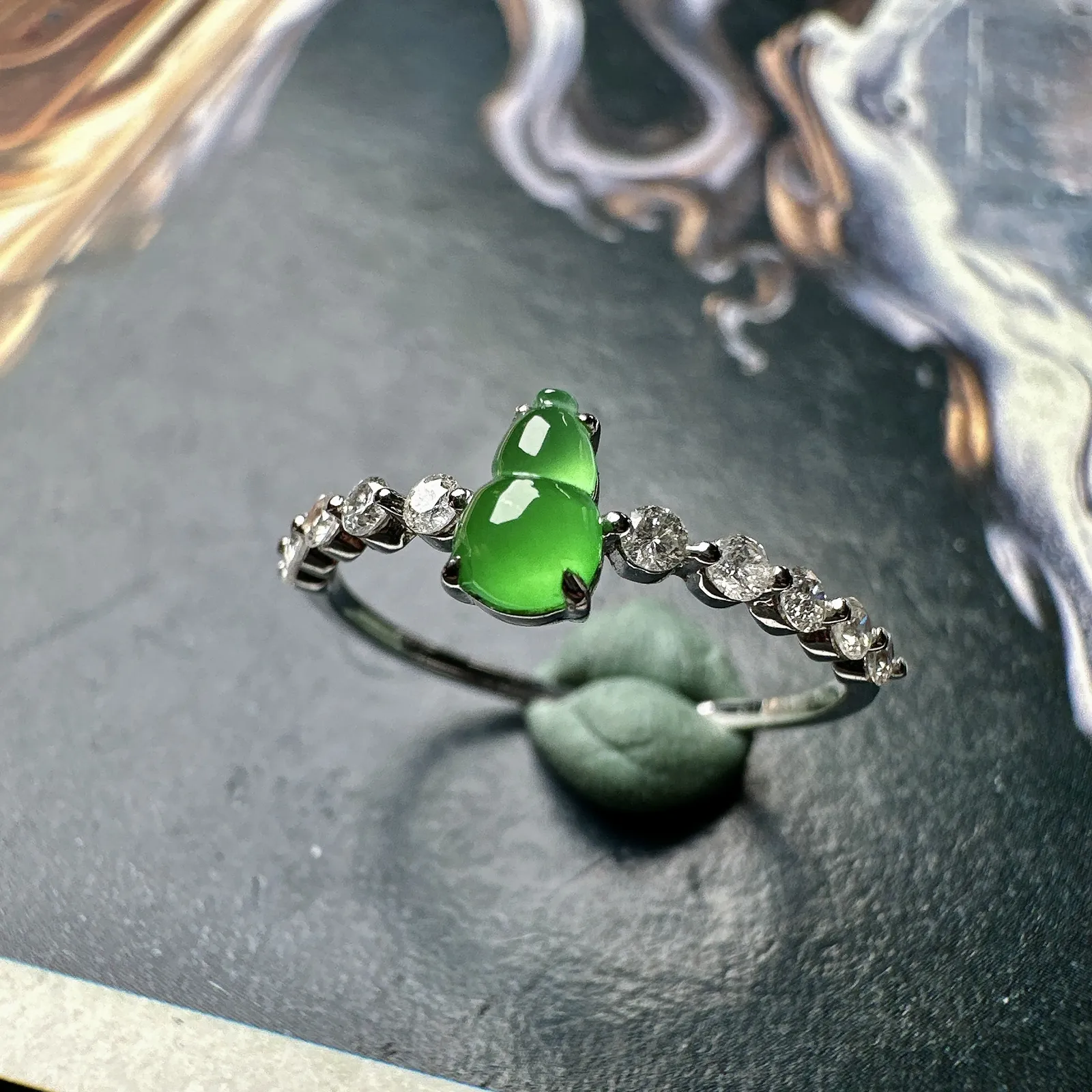 【冰种满绿葫芦戒指】小精品，种水上乘，阳绿色泽，纯净通透，18k金钻精美镶嵌，裸石尺寸5.6*3.5*2.6毫米，圈口可改