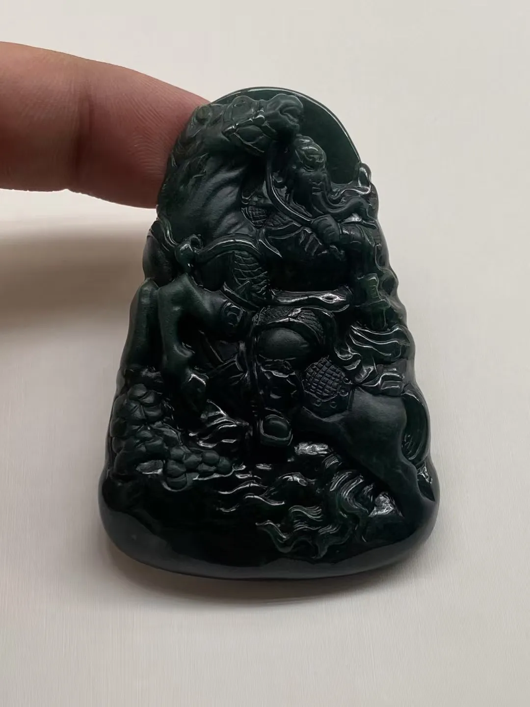 墨翠【骑马关公】细腻干净，黑度好，性价比高，雕工精湛，打灯透绿‘