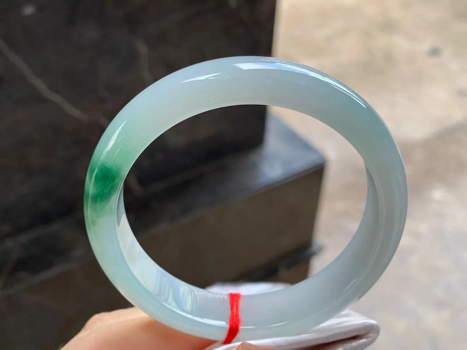 带色手镯
尺寸：58-13.6-7.8mm
底子细腻干净～绿色点缀