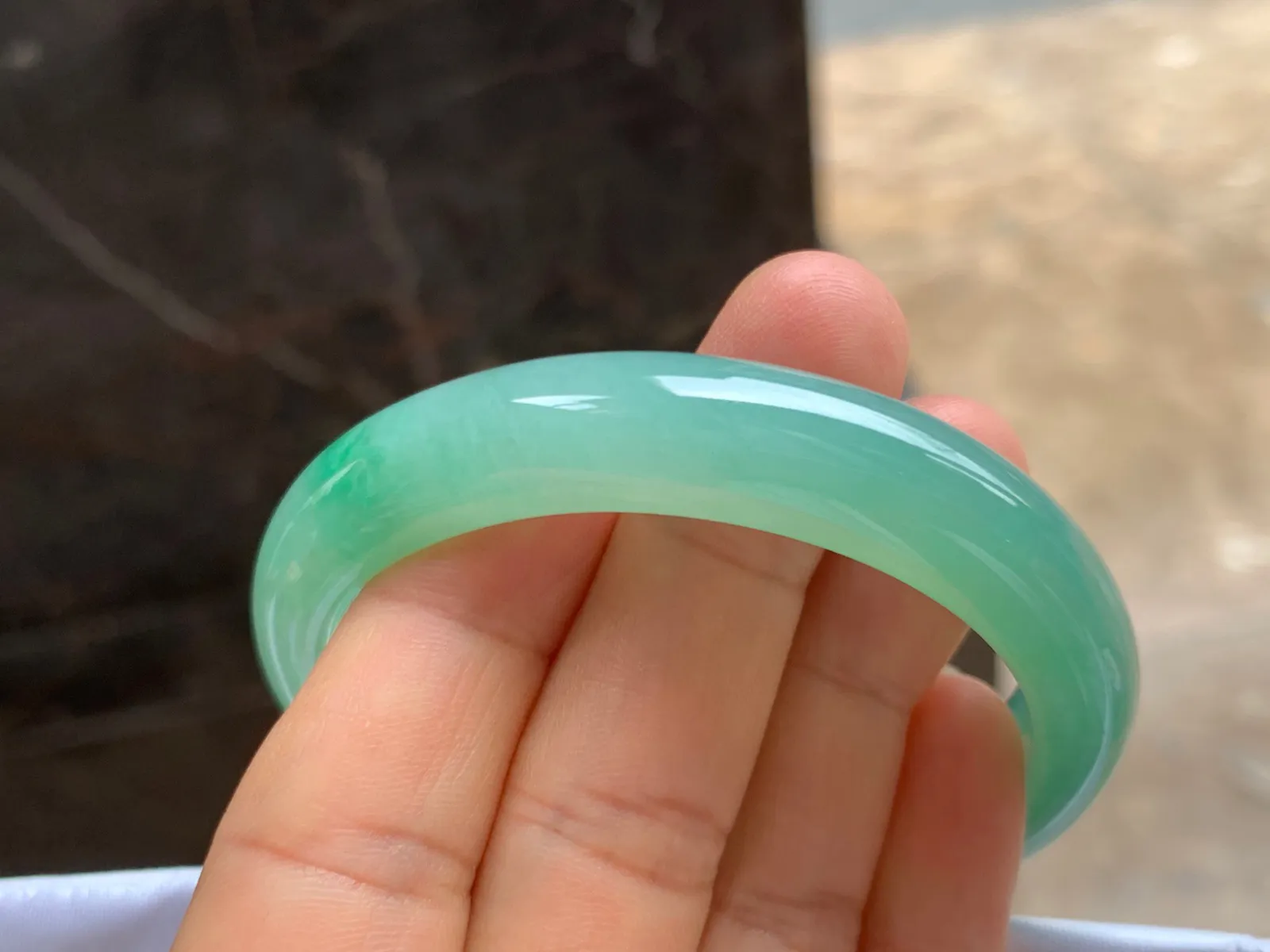 53.5-12-7.5mm
冰种带色贵妃手镯 种好水润 正圈51/52可戴