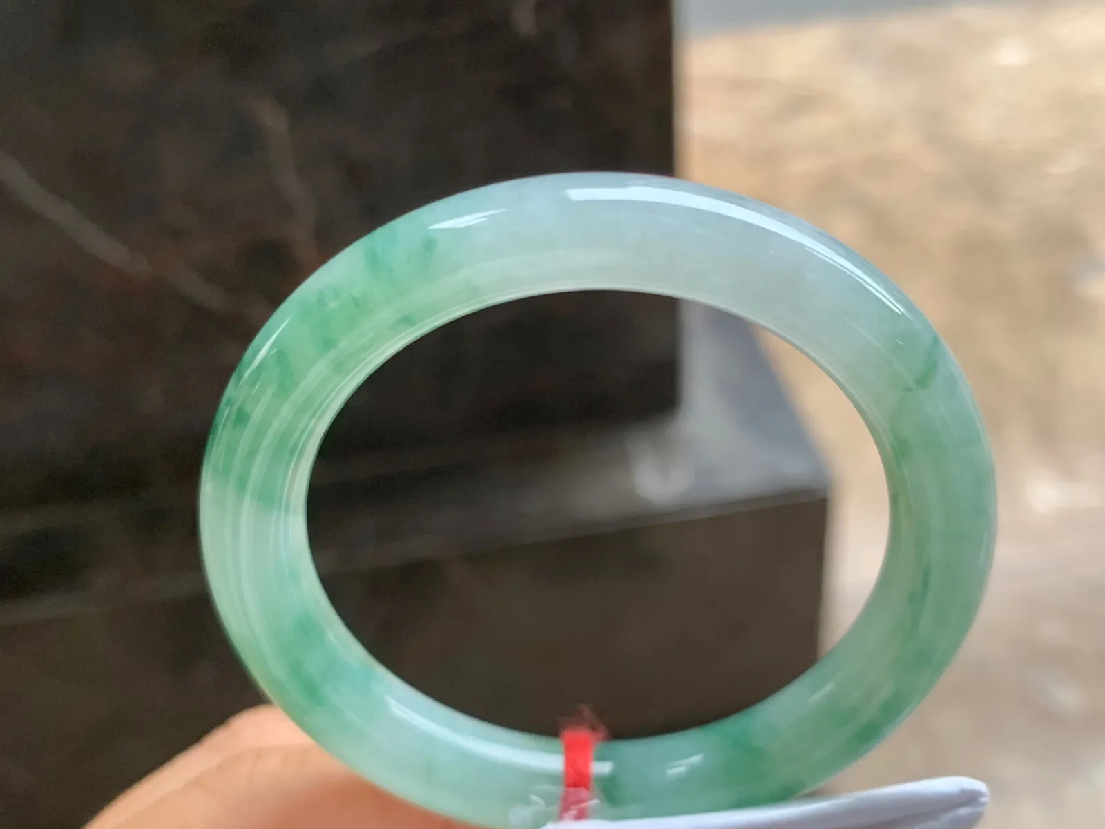 51-9.5-8.5mm
飘花圆条手镯 水润绿花 上手漂亮