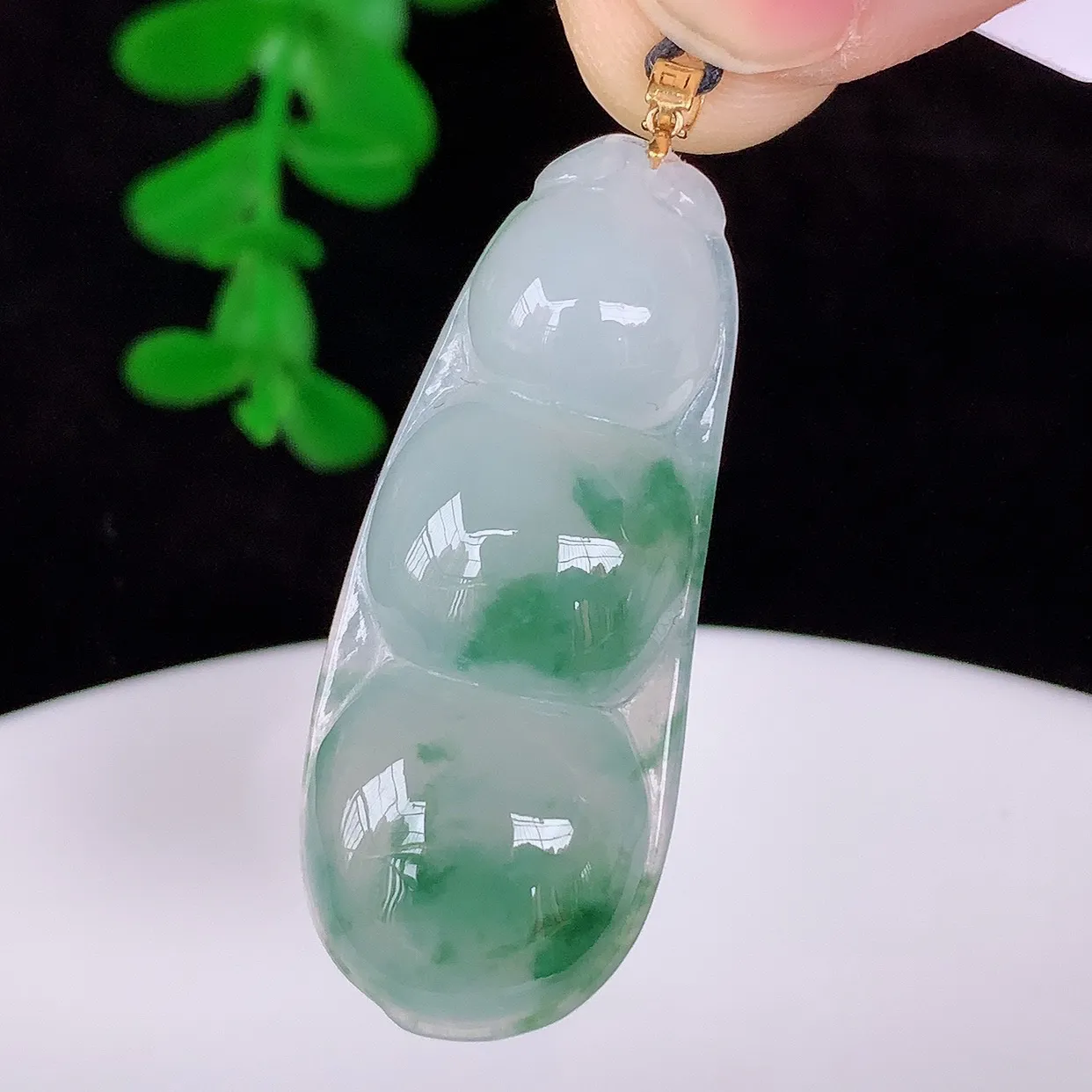 自然光实拍，18K金镶嵌冰种飘花翡翠四季豆吊坠，平安豆福豆玉坠，冰润通透 豆粒饱满，寓意：豆蔻年华！#49.6
