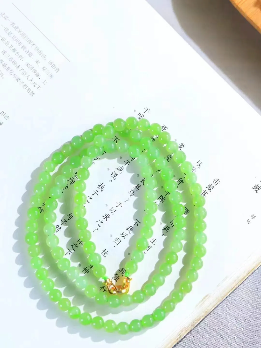【珠圆玉润.项链】

精品和田玉碧玉珠圆玉润项链 玉质温润细腻  整串打磨圆润，佩戴舒适。珠珠落玉盘，间关莺语花底滑，一生美好时光，无论身在何处，都有它相伴相守。事事顺遂，幸福美满，吉祥如意。重39.6克 尺寸取一6.1mm  7950878T